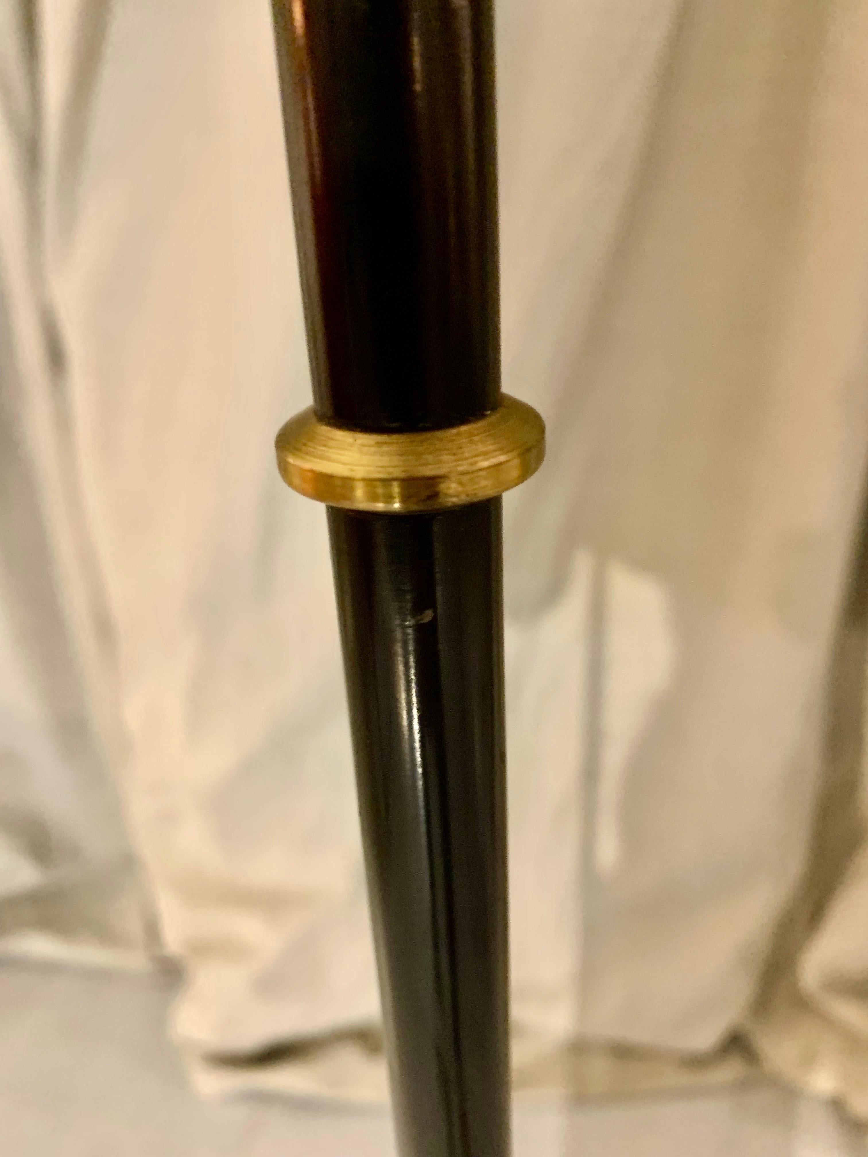 Lampadaire des années 1950 ou du début des années 1960, design suédois d'Einar Backstrom, en métal laqué noir et laiton doré, base circulaire avec colonne en forme de cône.