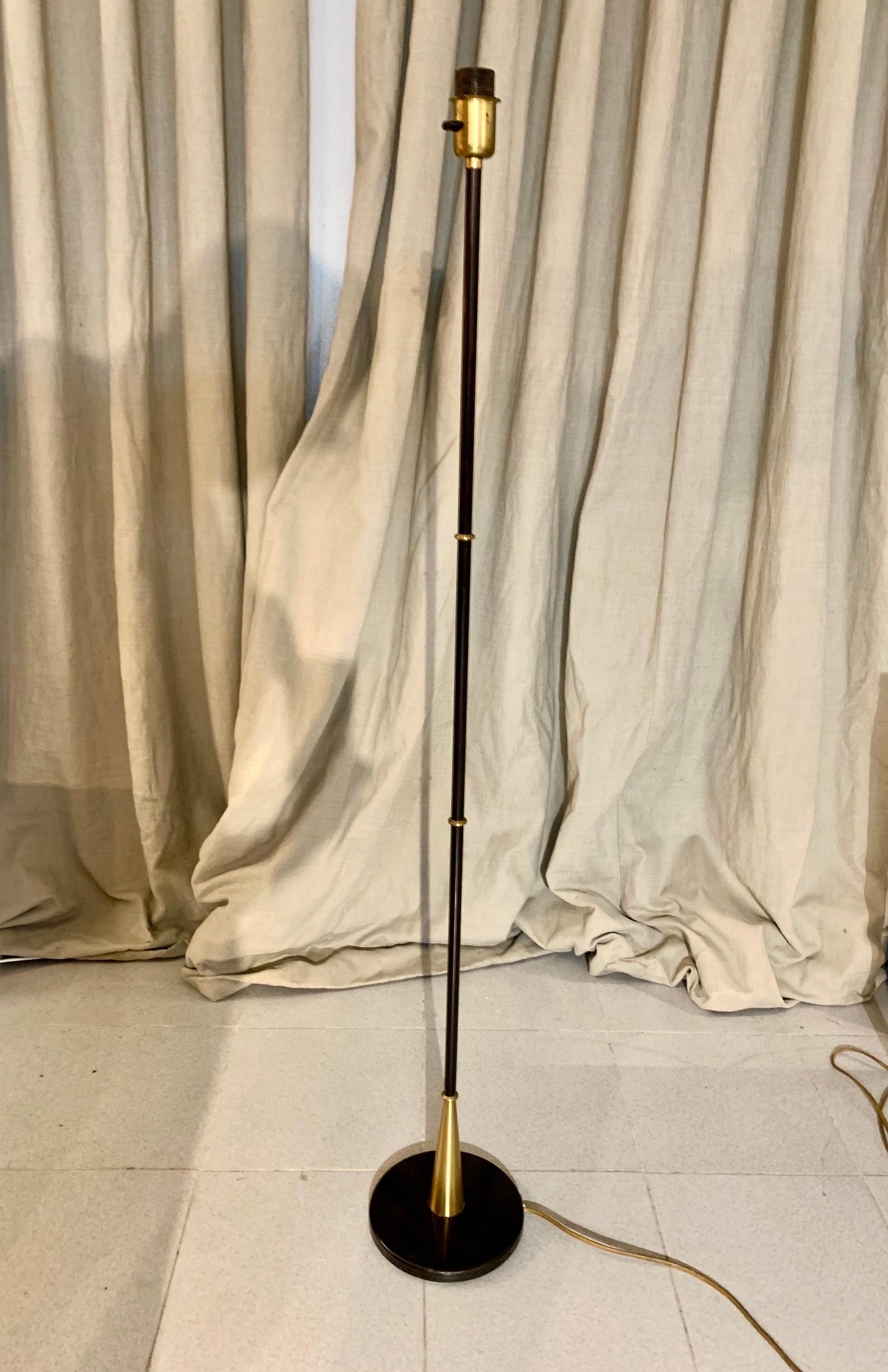 Mid-Century Modern Lampadaire mi-siècle moderne en laiton et métal laqué d' Einar Backstrom en vente