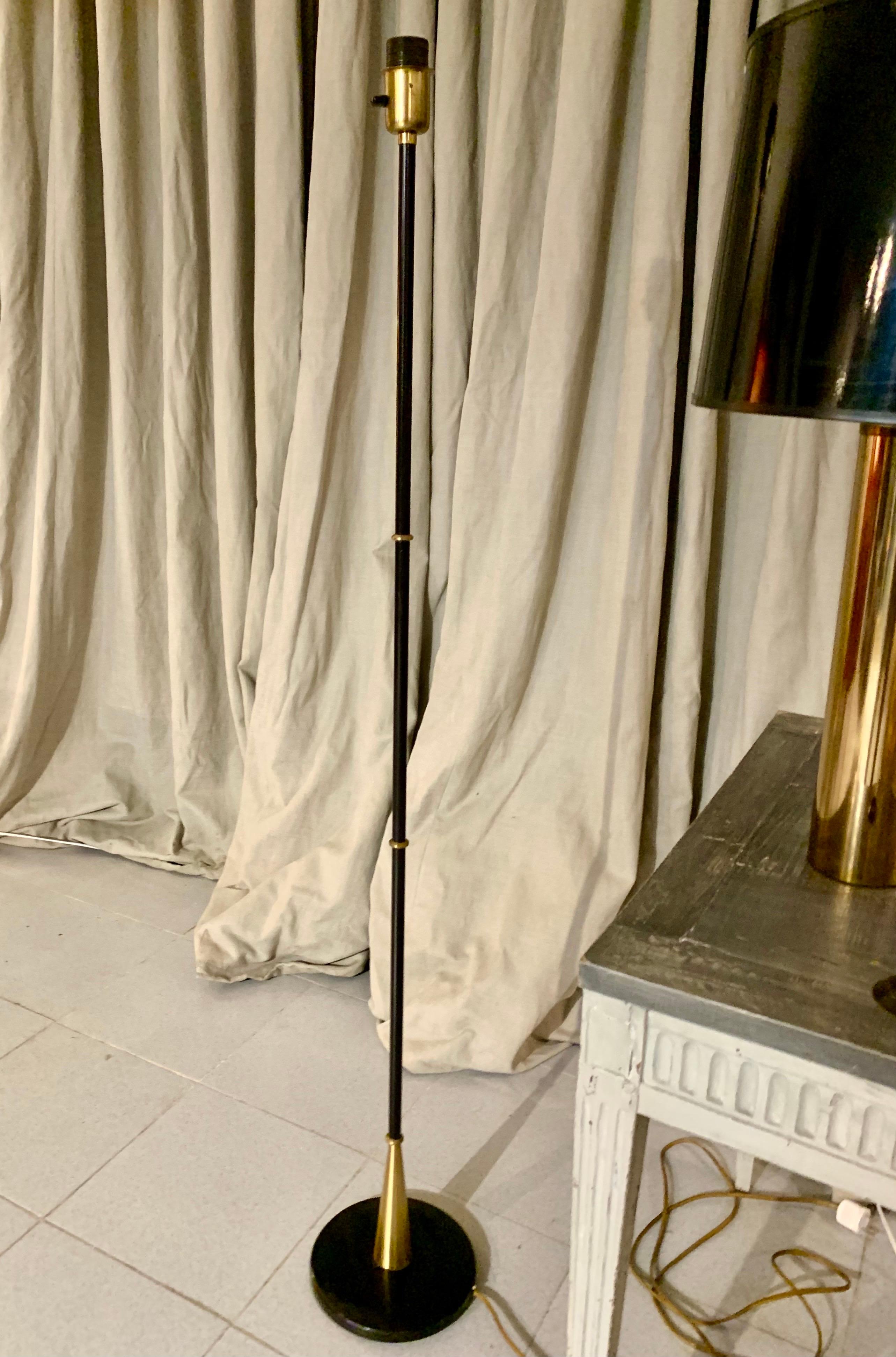 Suédois Lampadaire mi-siècle moderne en laiton et métal laqué d' Einar Backstrom en vente