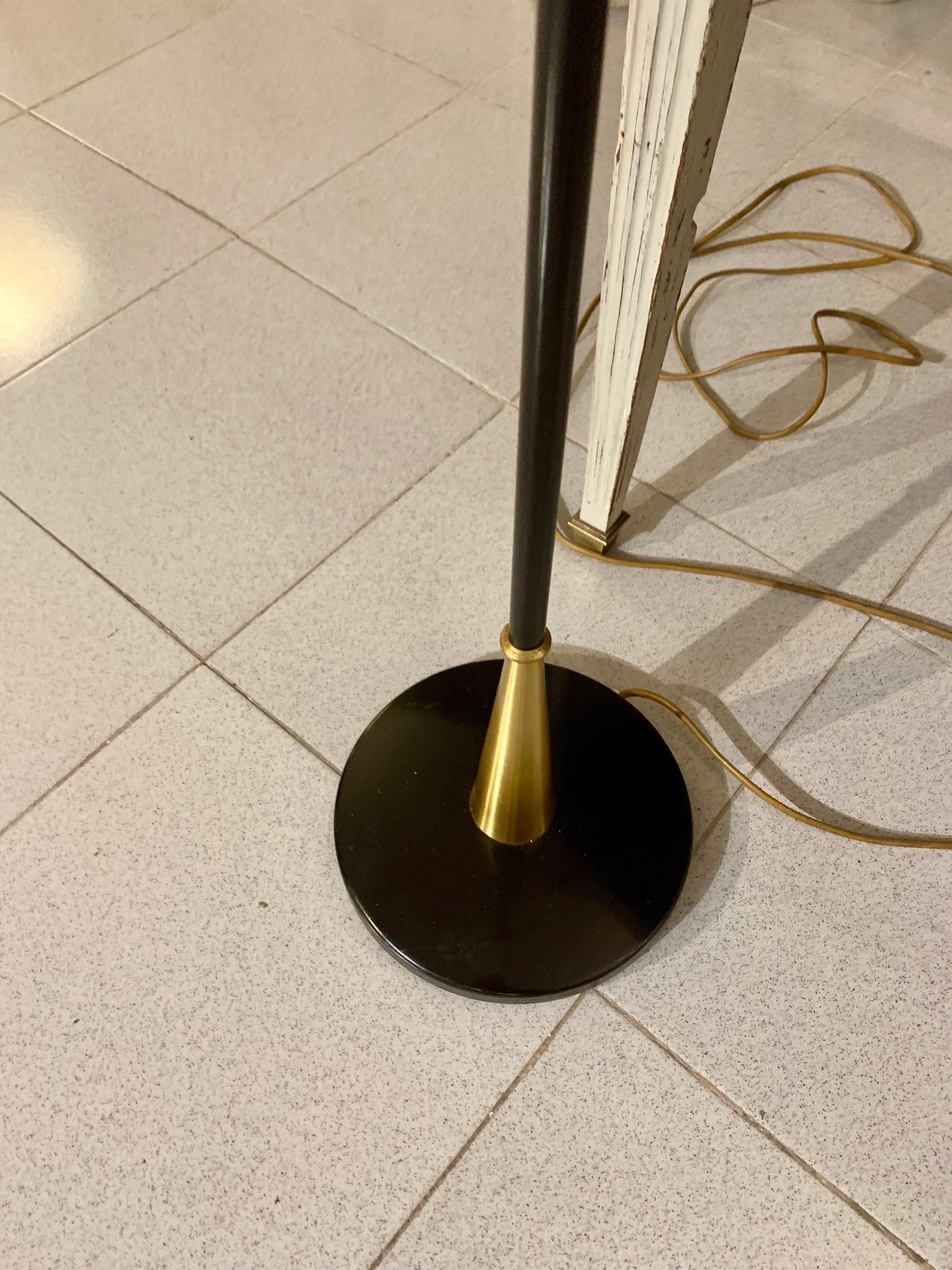 Laqué Lampadaire mi-siècle moderne en laiton et métal laqué d' Einar Backstrom en vente