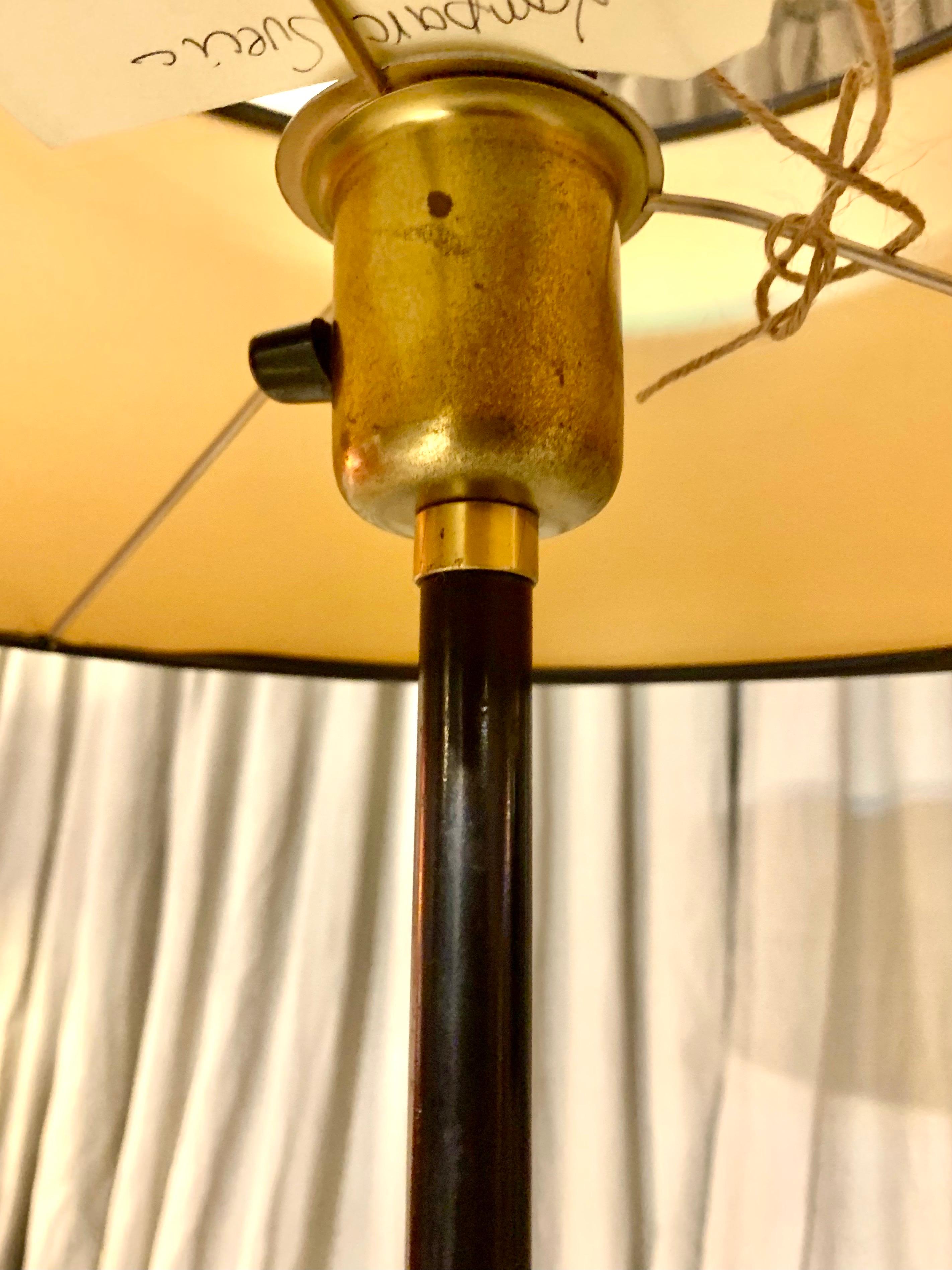 20ième siècle Lampadaire mi-siècle moderne en laiton et métal laqué d' Einar Backstrom en vente