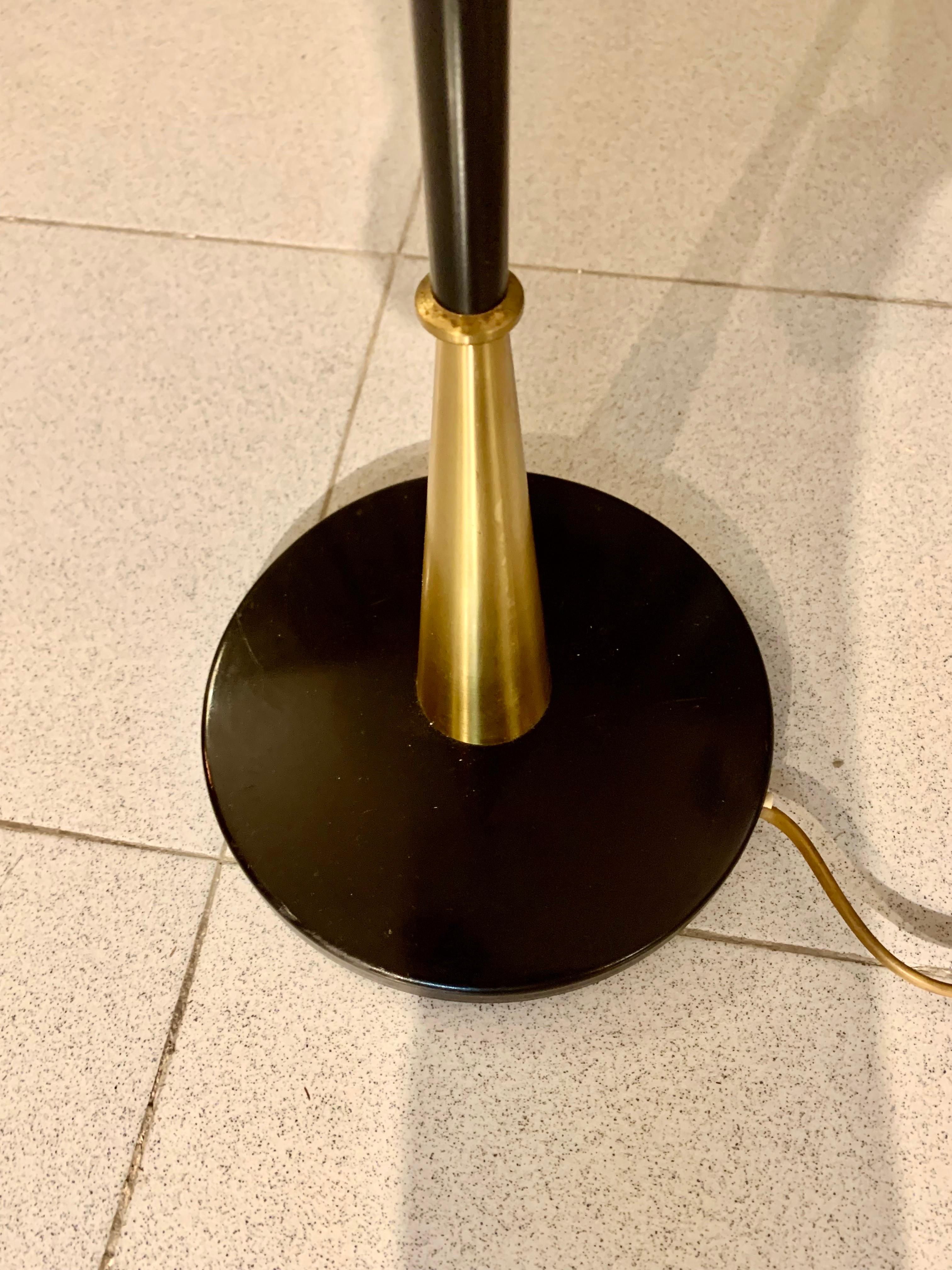 Lampadaire mi-siècle moderne en laiton et métal laqué d' Einar Backstrom en vente 1