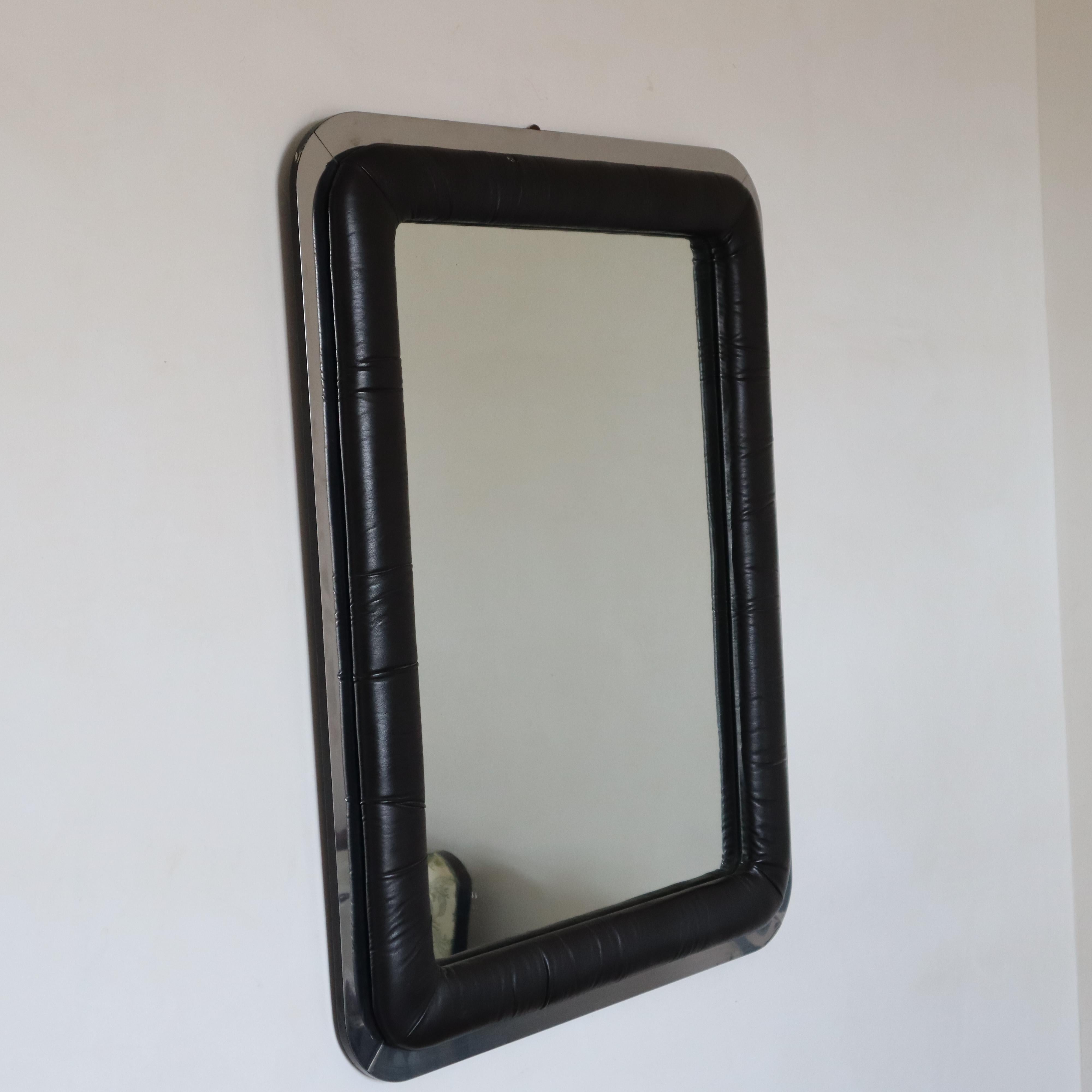 Miroir à cadre en cuir The Moderns italy 1970s
Ce miroir à cadre en cuir de style Mid-Century Modern, fabriqué en Italie dans les années 1970, est un exemple frappant de l'artisanat italien d'antan. Avec une hauteur de 95 cm, une largeur de 75 cm et