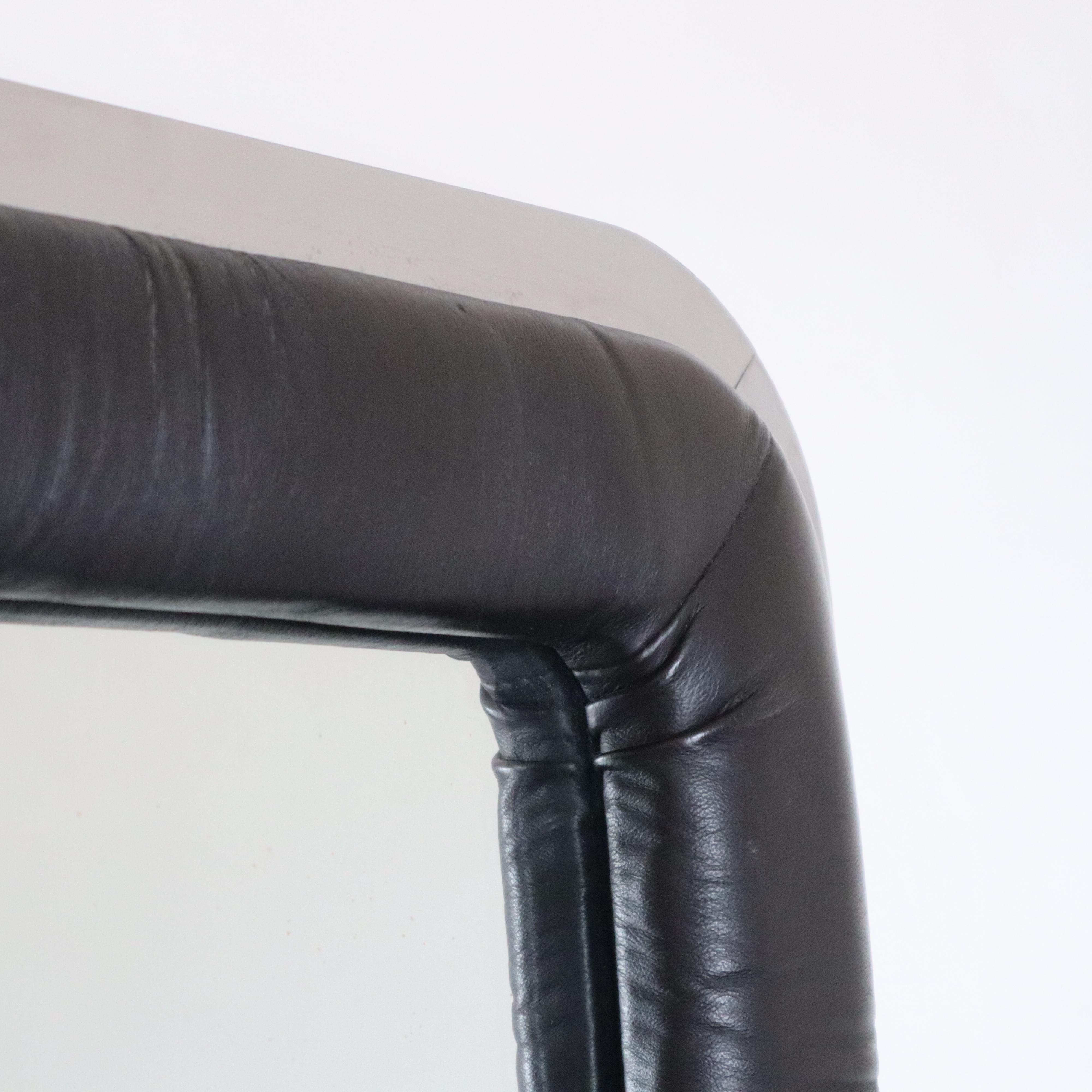 italien Miroir à cadre en cuir The Moderns italy 1970s en vente