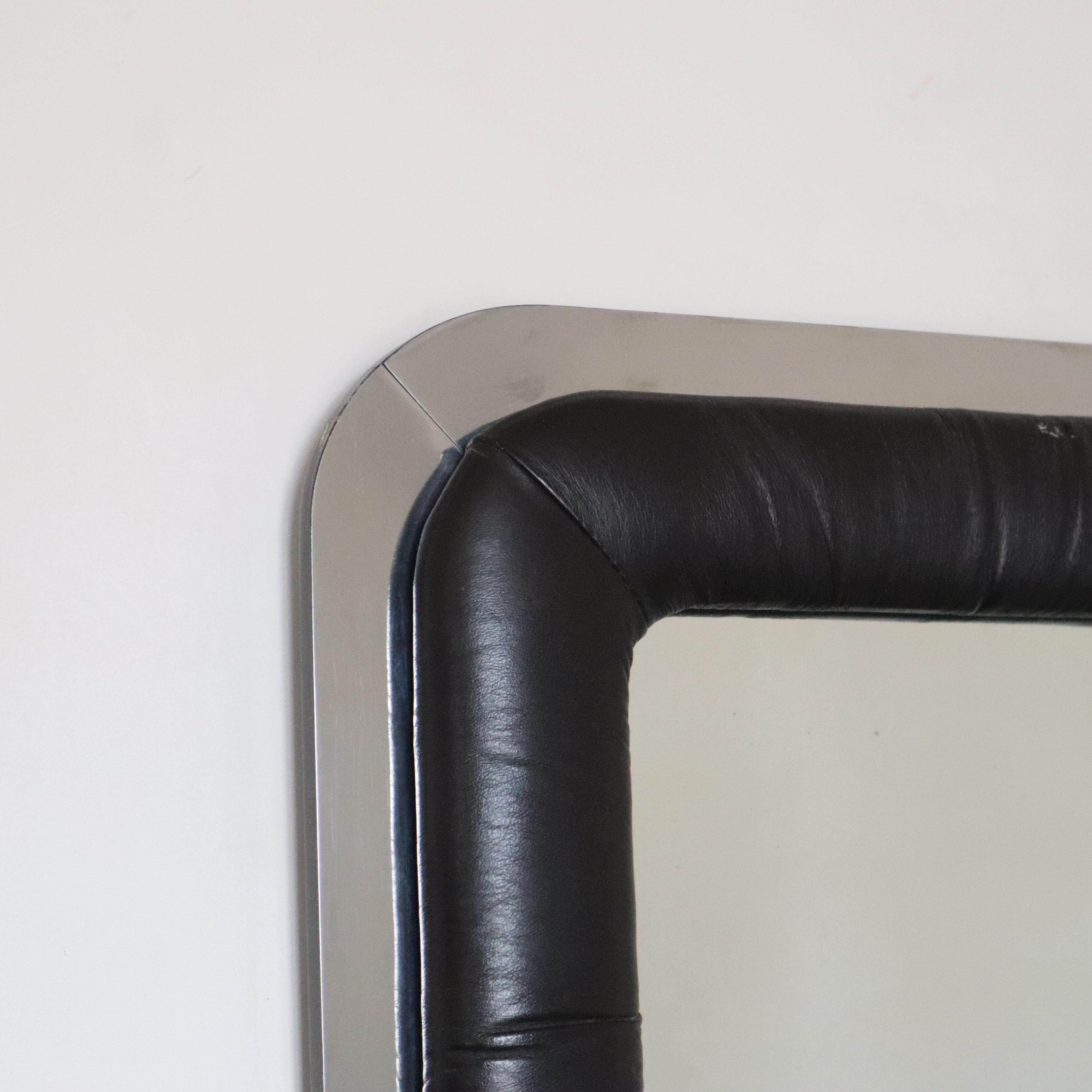 Fin du 20e siècle Miroir à cadre en cuir The Moderns italy 1970s en vente