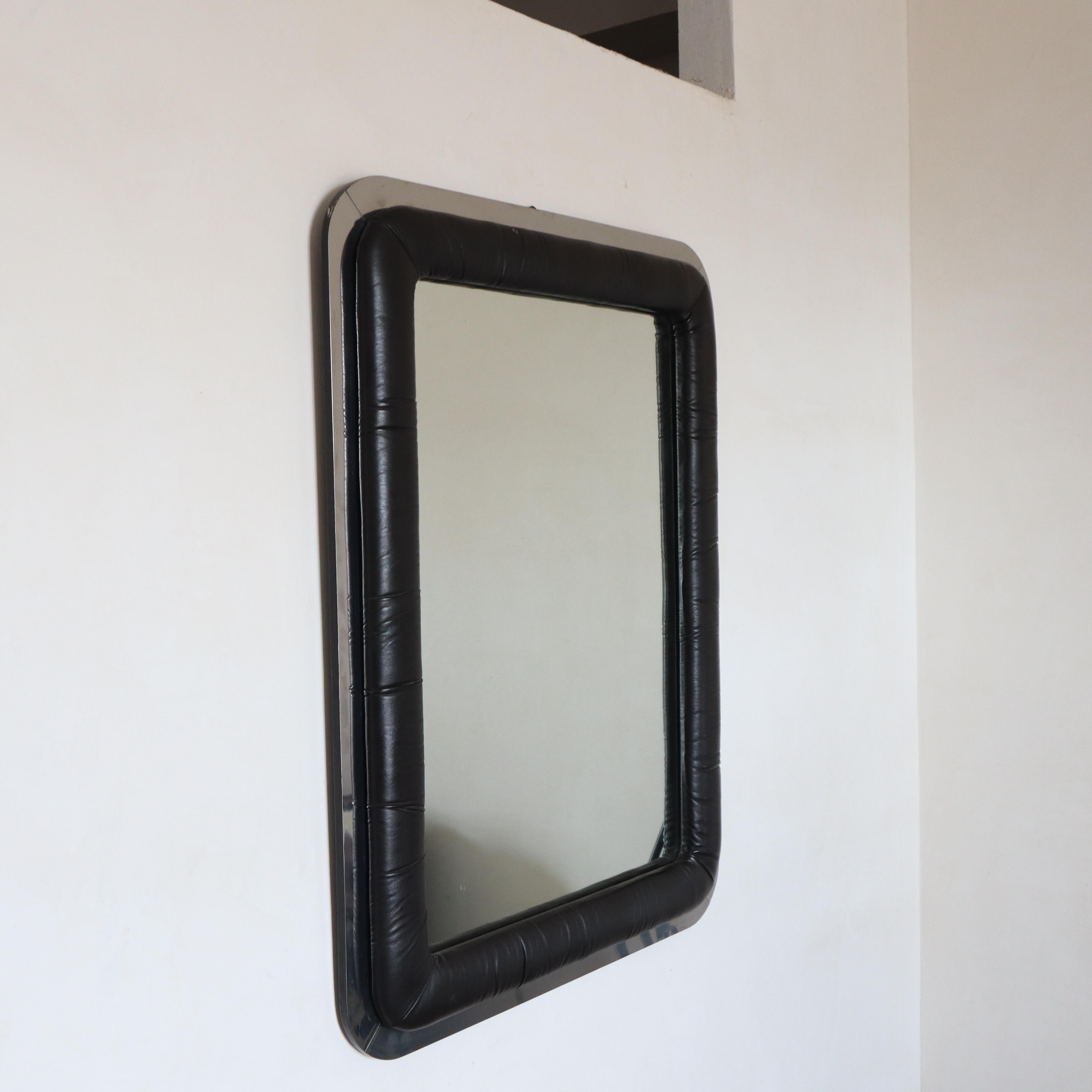 Cuir Miroir à cadre en cuir The Moderns italy 1970s en vente