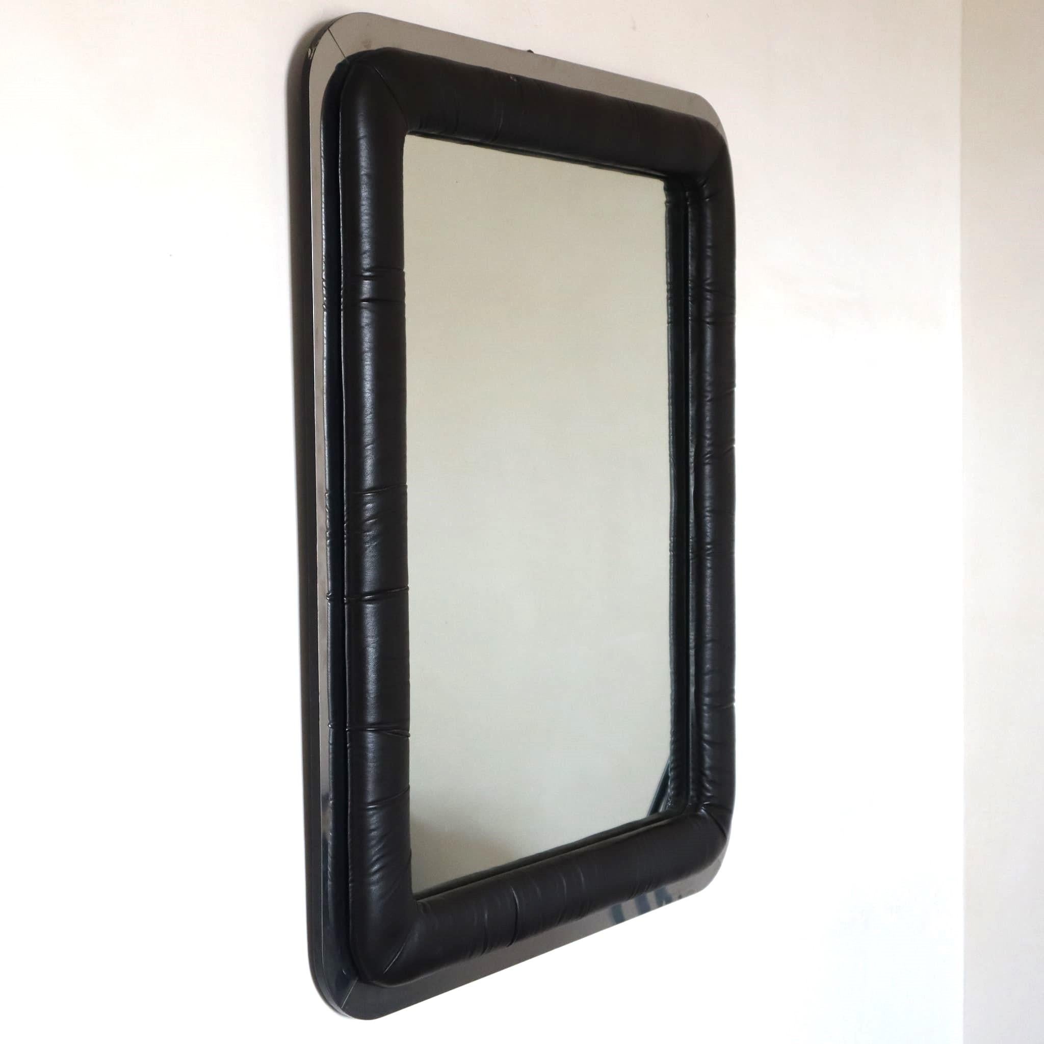 Miroir à cadre en cuir The Moderns italy 1970s en vente 1