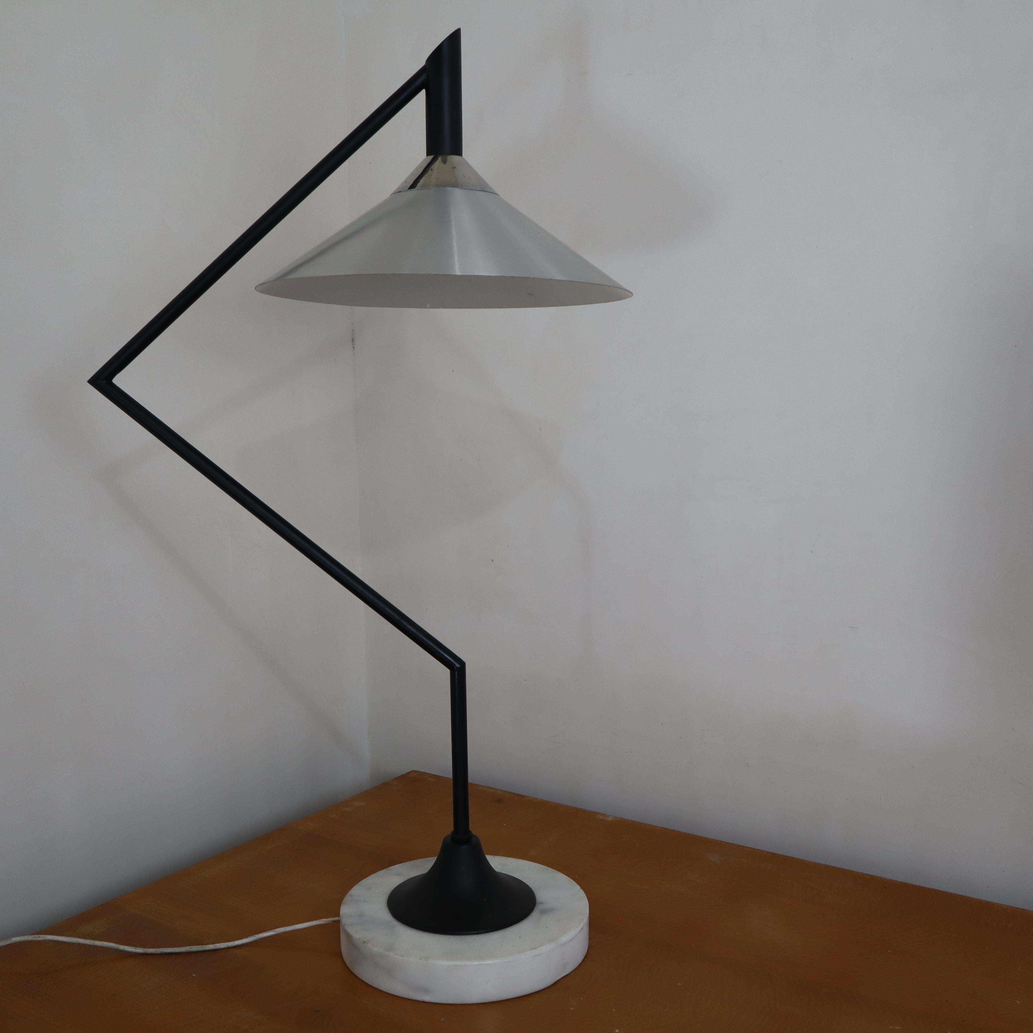 Lámpara de sobremesa moderna de mármol y metal de mediados de siglo estilo Gino Sarfatti Flos Italia 1970
Lleva la inconfundible elegancia de los años 70 a tu casa con esta impresionante lámpara de sobremesa inspirada en el icónico estilo de Gino