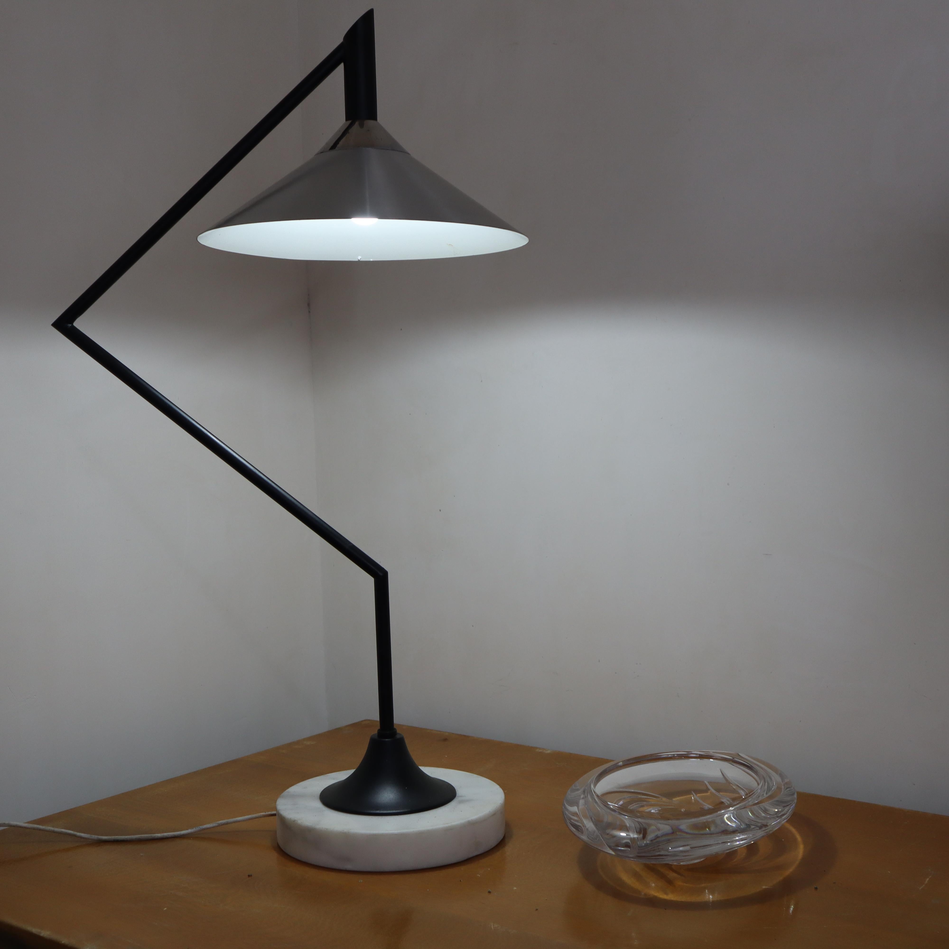 Lámpara de sobremesa moderna de mármol y metal de mediados de siglo estilo Gino Sarfatti Flos Italia 1970 en venta 1
