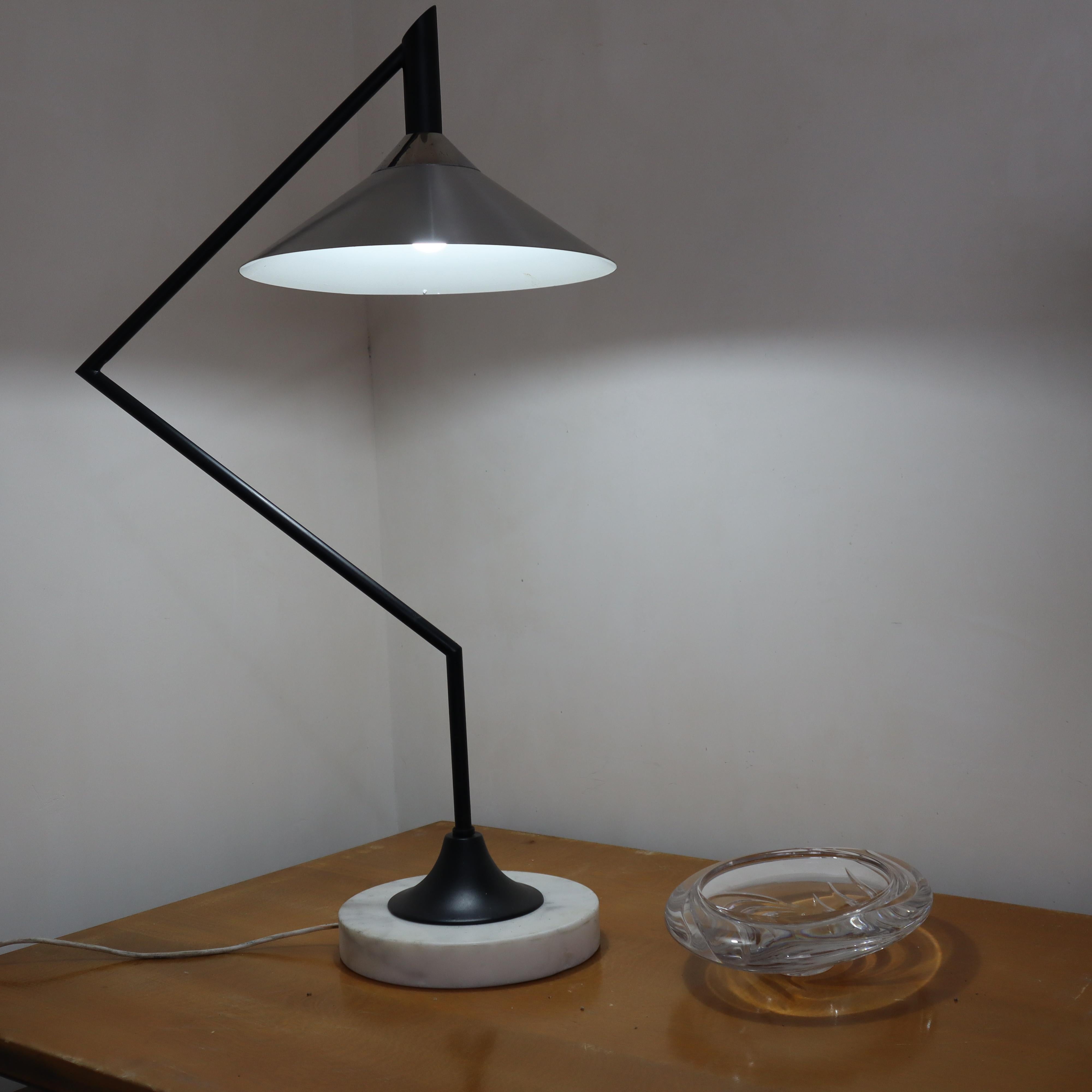 Lámpara de sobremesa moderna de mármol y metal de mediados de siglo estilo Gino Sarfatti Flos Italia 1970 en venta 2