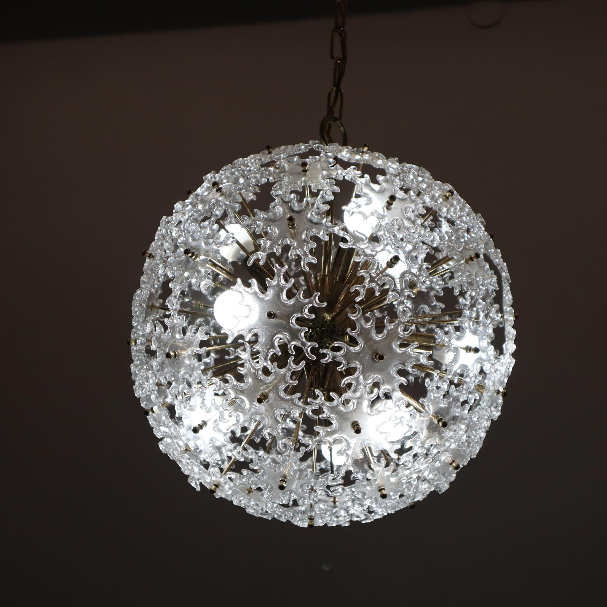 Mid-Century Modern Murano Glass Sputnik Chandelier, Mazzega Style, Italy, 1960s

This striking mid-century modern Sputnik chandelier, attributed to the style of Mazzega, showcases the elegance and craftsmanship of Italian design from the 1960s. The
