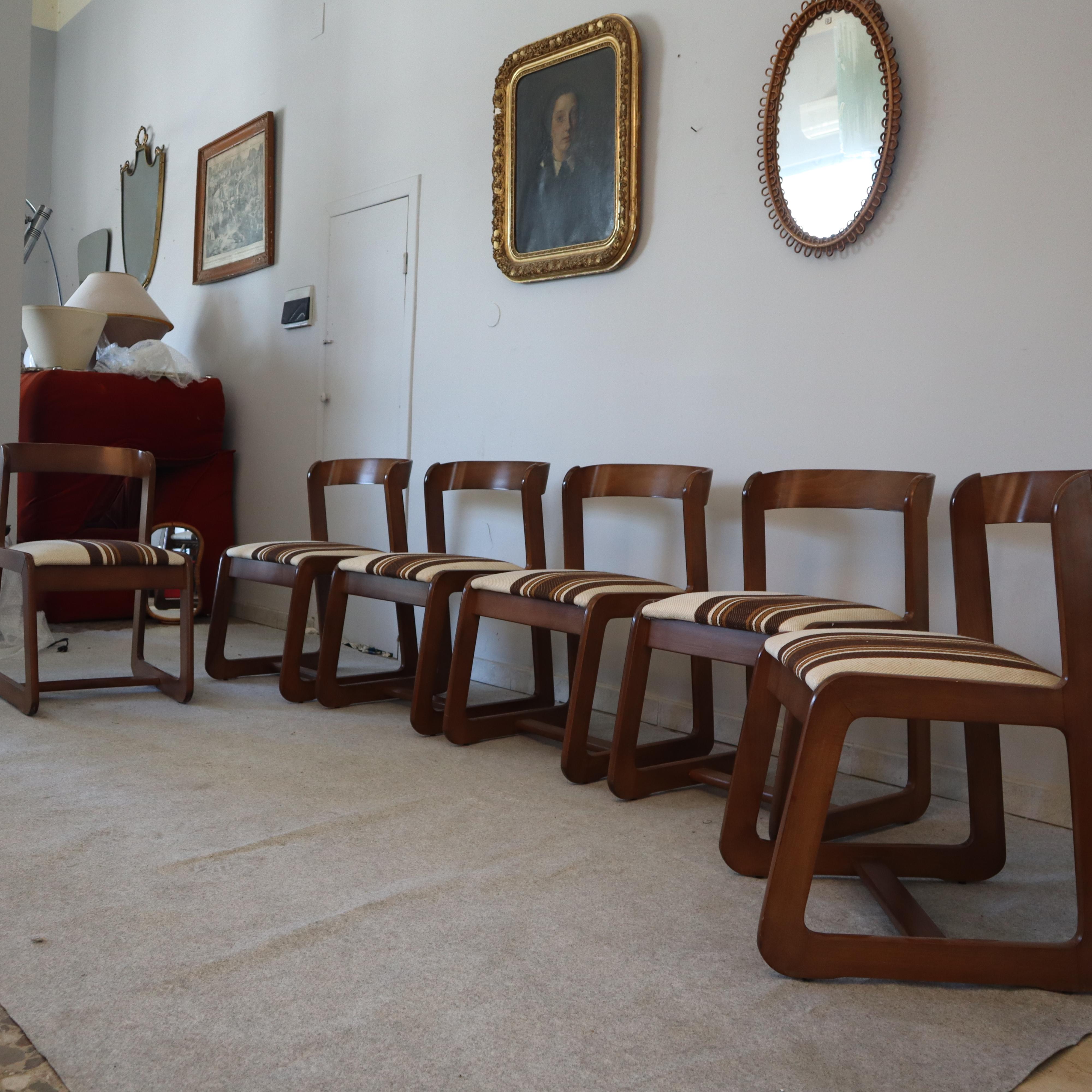 Six chaises en bois de Willy Rizzo pour Mario Sabot, Italie, années 1970
Ensemble de six chaises par Willy Rizzo pour Mario Sabot, 1970. La combinaison de lignes épurées, de matériaux de haute qualité et d'un savoir-faire précis lui confère une