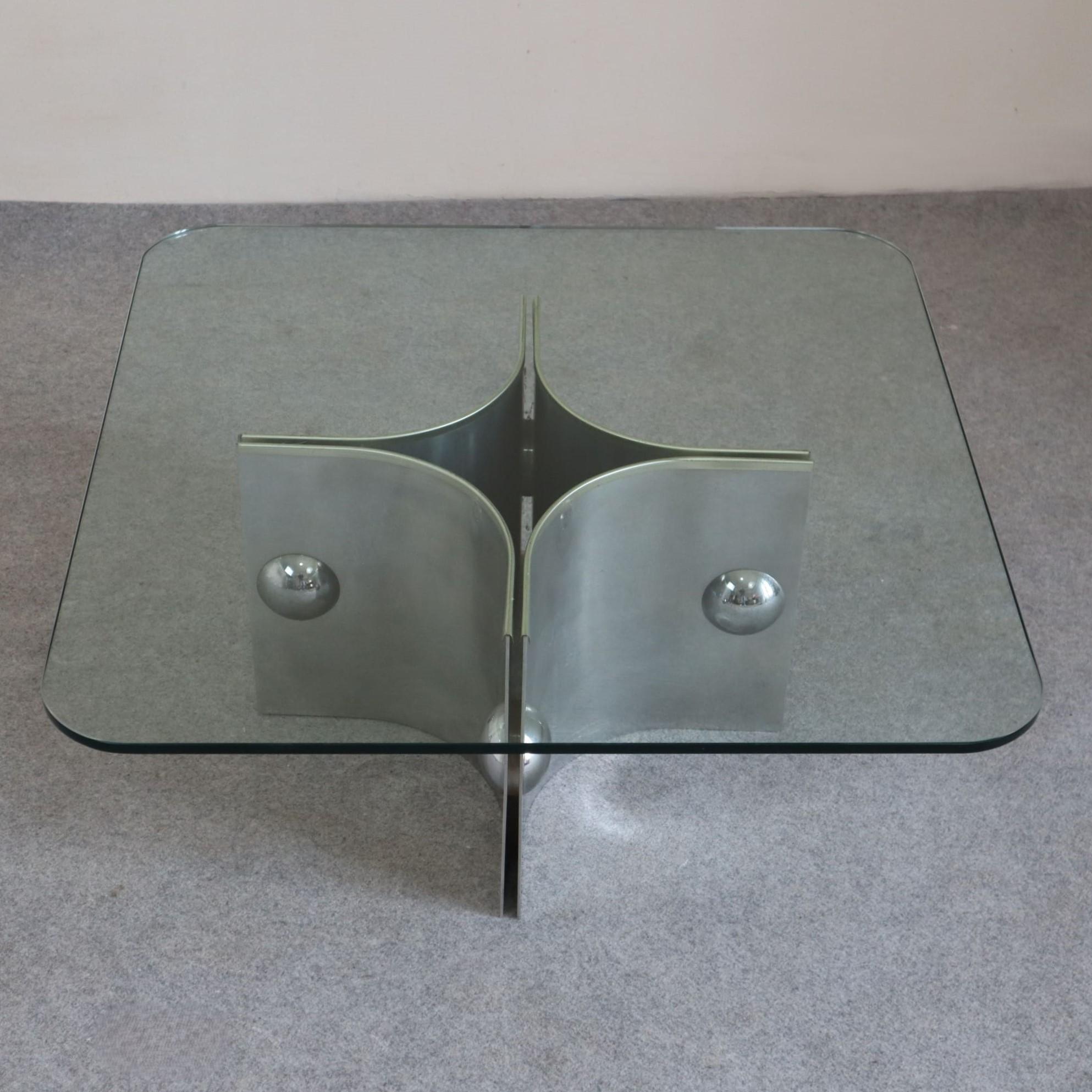 Tavolino moderno di metà secolo in acciaio e vetro di Italia Saporiti Italia, anni '70
Questo tavolino da caffè Mid-Century Modern, disegnato da Alberto Rosselli Saporiti Italia negli anni '70, è la quintessenza del design italiano dell'epoca.