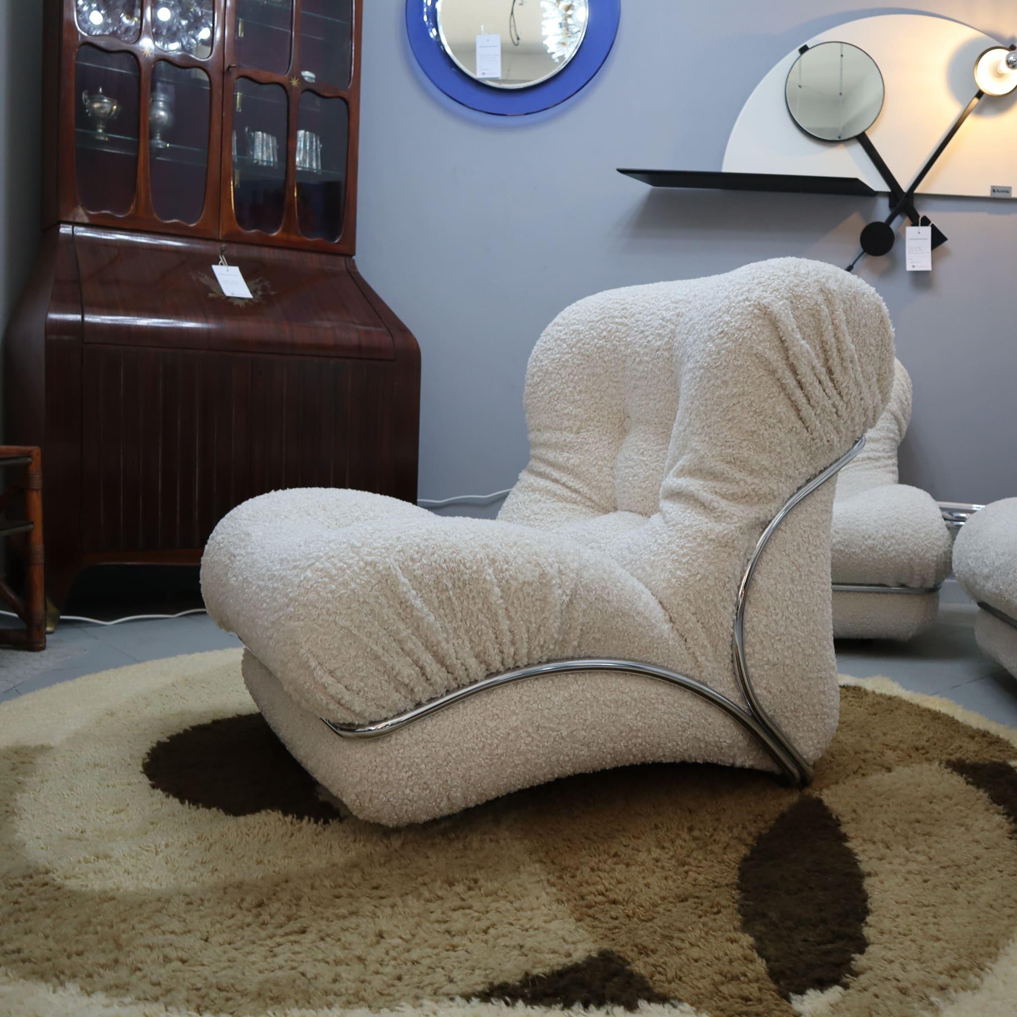 Italian Mid century modern white boucle lounge chair 'Corolla' by I.P.E. Italy, 1970s For Sale