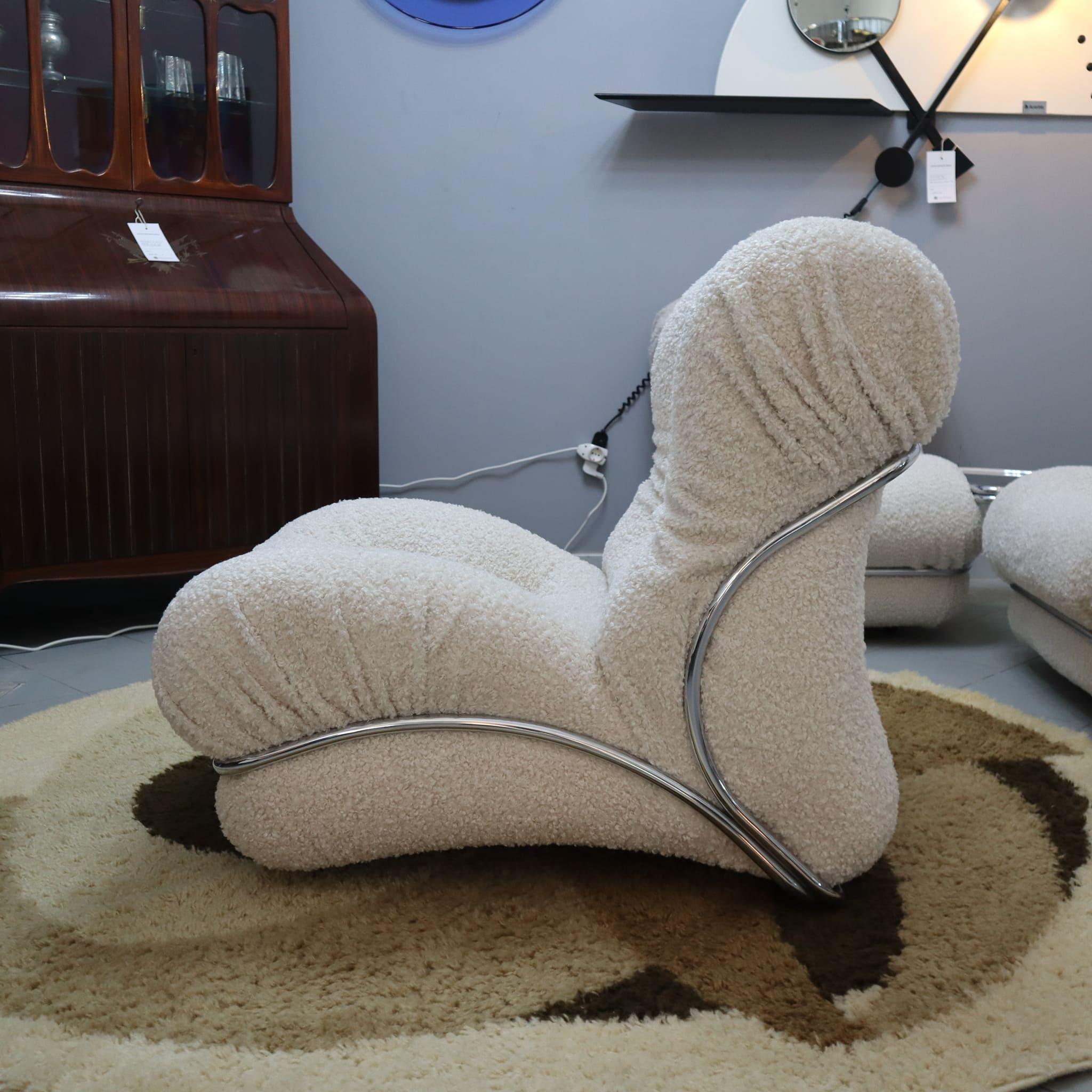 Metal Mid century modern white boucle lounge chair 'Corolla' by I.P.E. Italy, 1970s For Sale