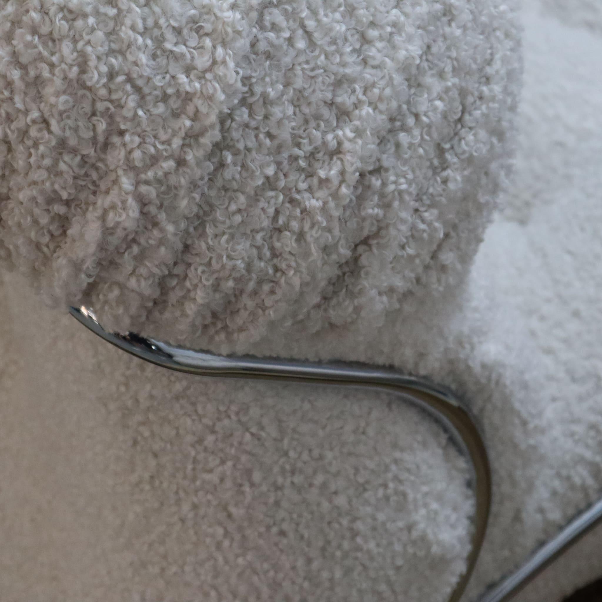 Mid century modern white boucle lounge chair 'Corolla' by I.P.E. Italy, 1970s For Sale 5