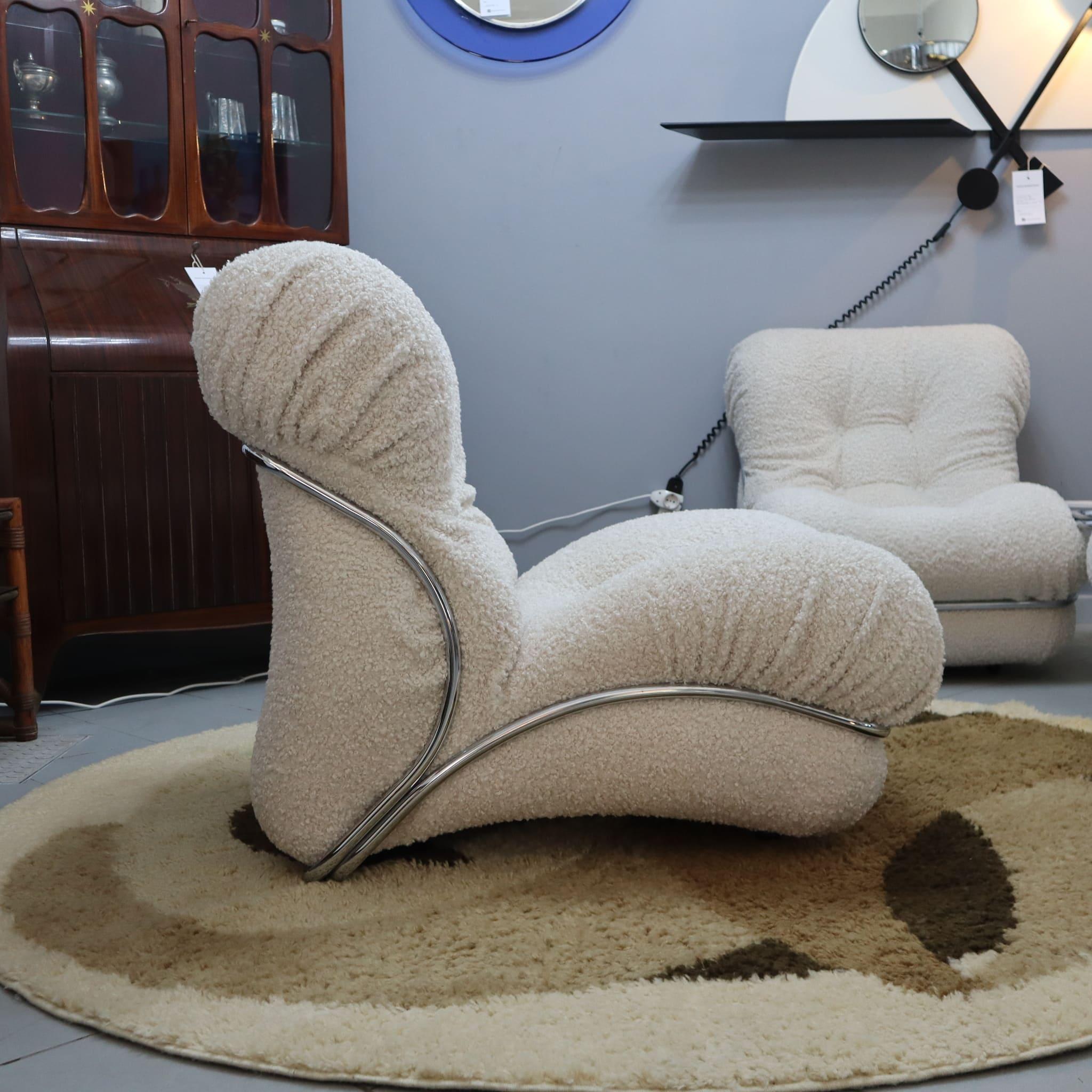Late 20th Century Mid century modern white boucle lounge chair 'Corolla' by I.P.E. Italy, 1970s For Sale