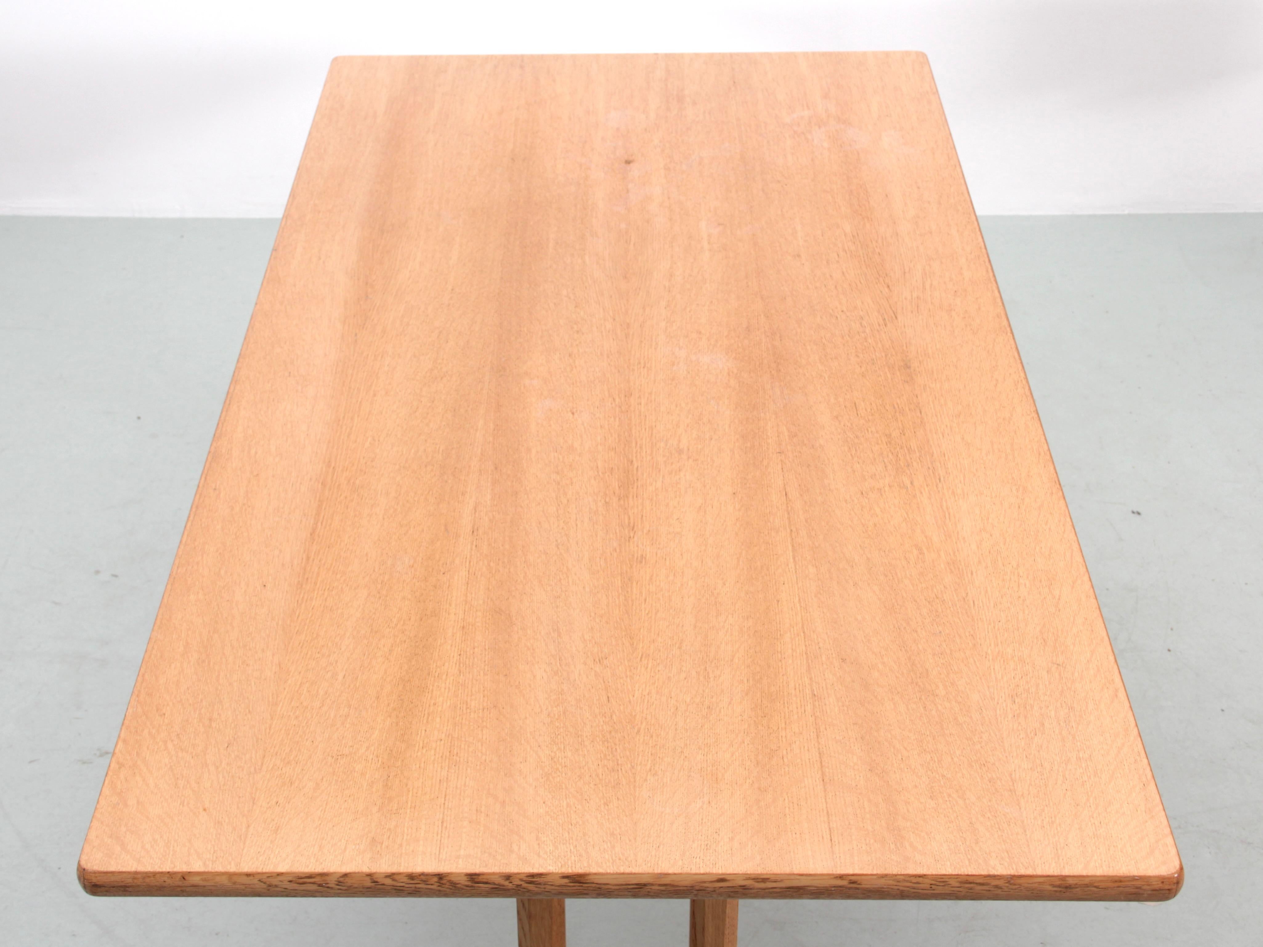Table de salle à manger scandinave mi-moderne en chêne modèle Shakers C18 par Borg Mogensen pour FDB Møbler. Modèle original, quelques traces sur la planche. La partie supérieure peut être entièrement restaurée si nécessaire, sur demande. Nous
