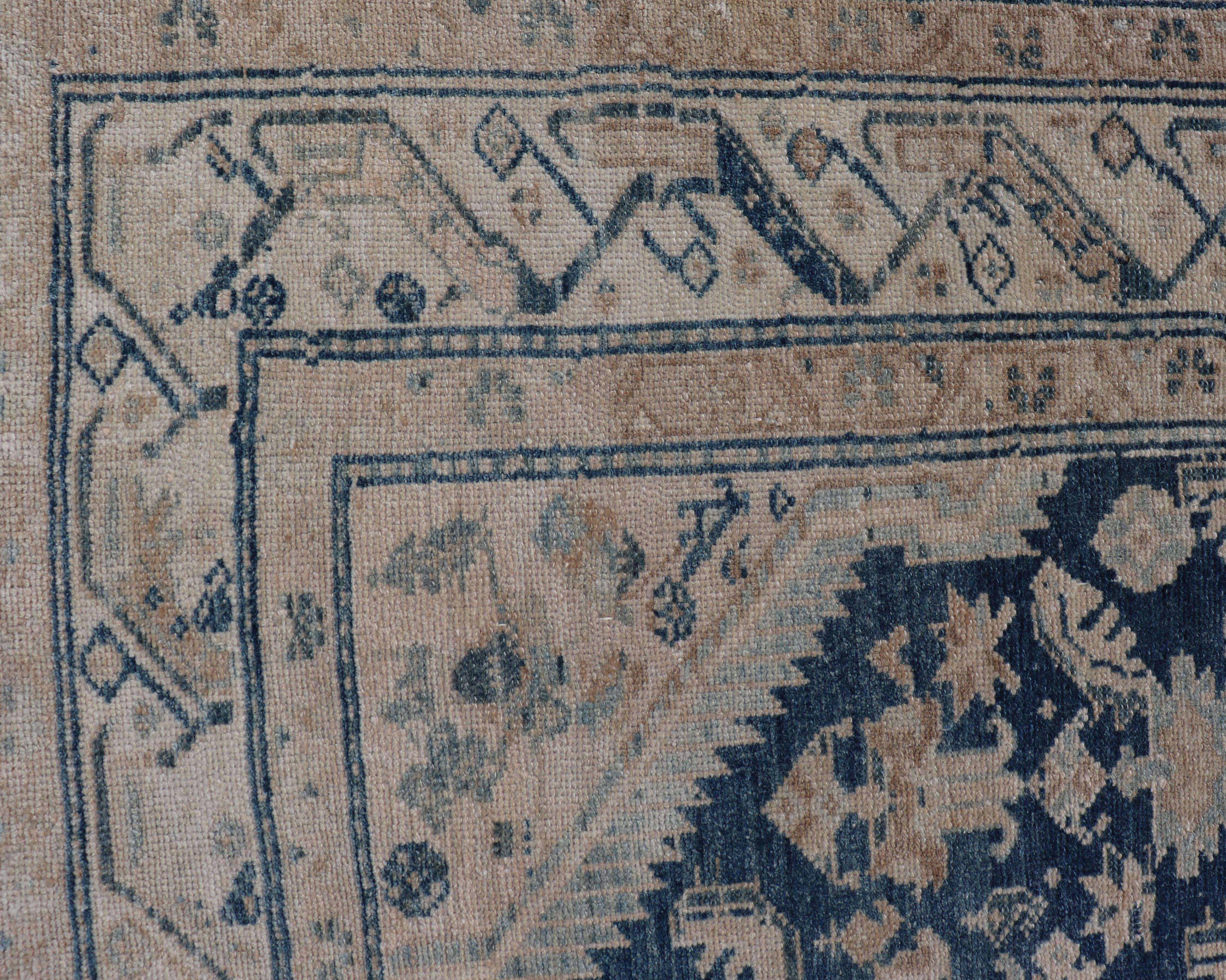 Tapis persan ancien Hamadan à fond bleu nuit avec motif taupe et bleu poudre Bon état - En vente à Atlanta, GA