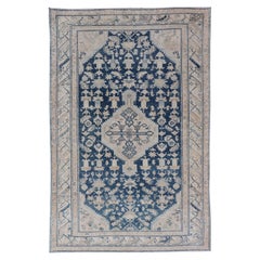 Tapis persan ancien Hamadan à fond bleu nuit avec motif taupe et bleu poudre