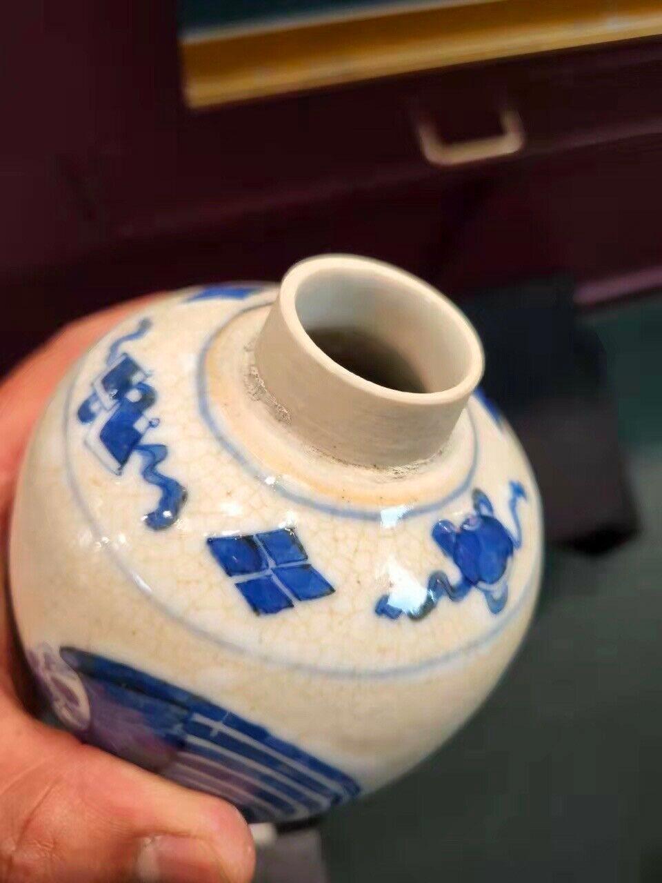 Mid-Qing Blue and White Crane and Eight Buddhist Emblems Lid Jar For Sale 3