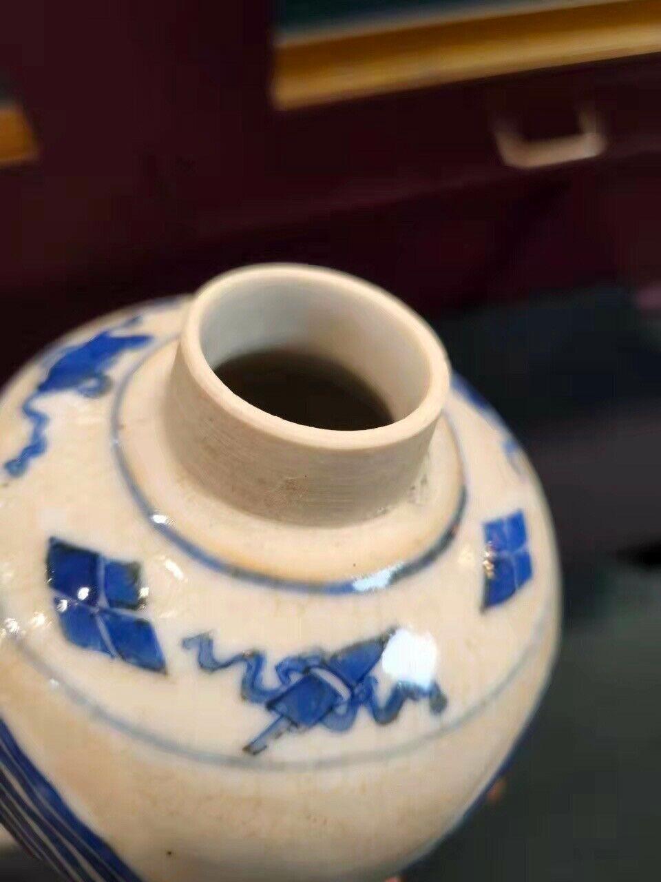 Mid-Qing Blue and White Crane and Eight Buddhist Emblems Lid Jar For Sale 1