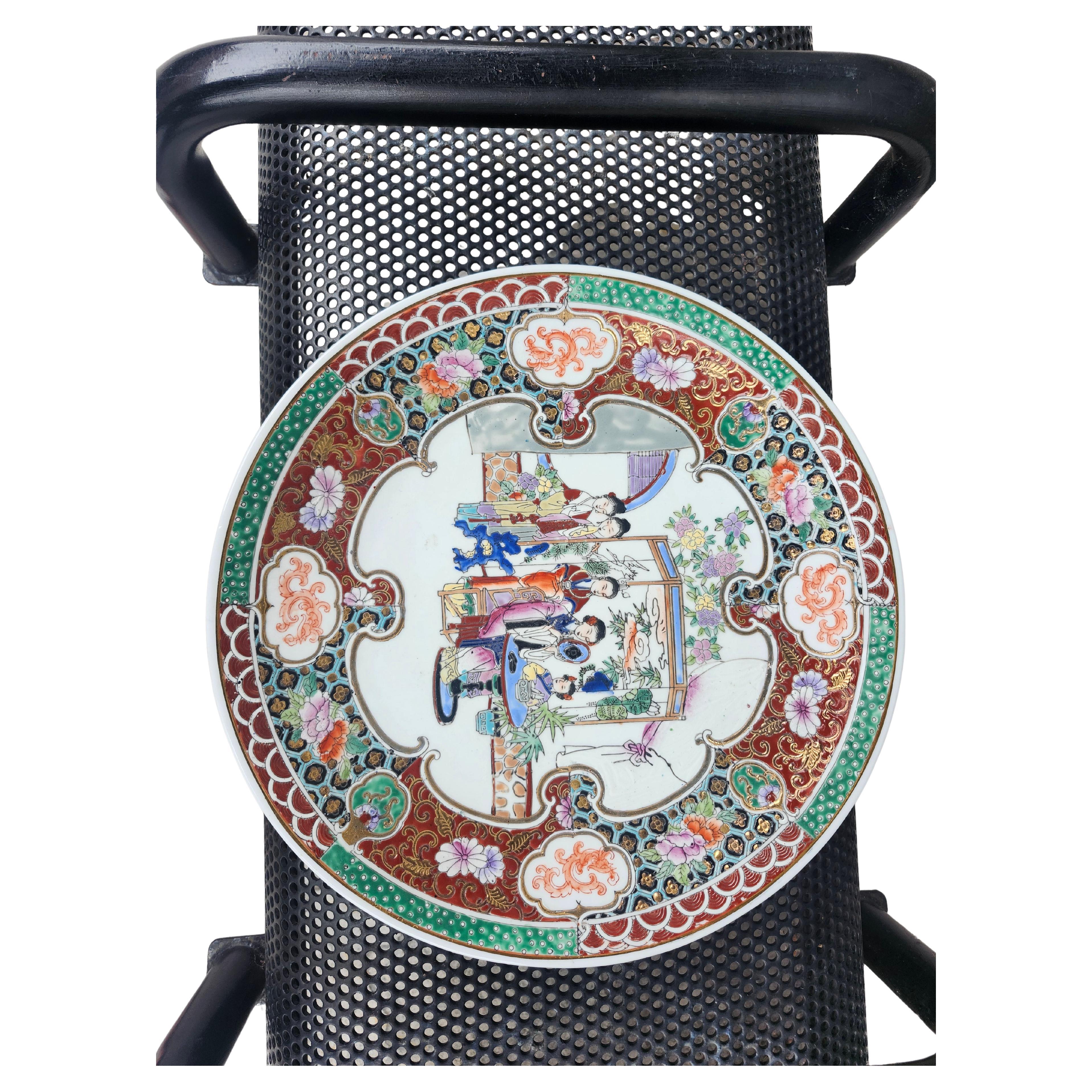 Fantastisches Beispiel für eine chinesische Exportplatte Famile Rose in ausgezeichnetem Zustand.
Geisha-Mädchen und gut ausgeführte handgemalte Dekorationen. 15,75 Ø. X 2 tief
Made in China auf der Rückseite