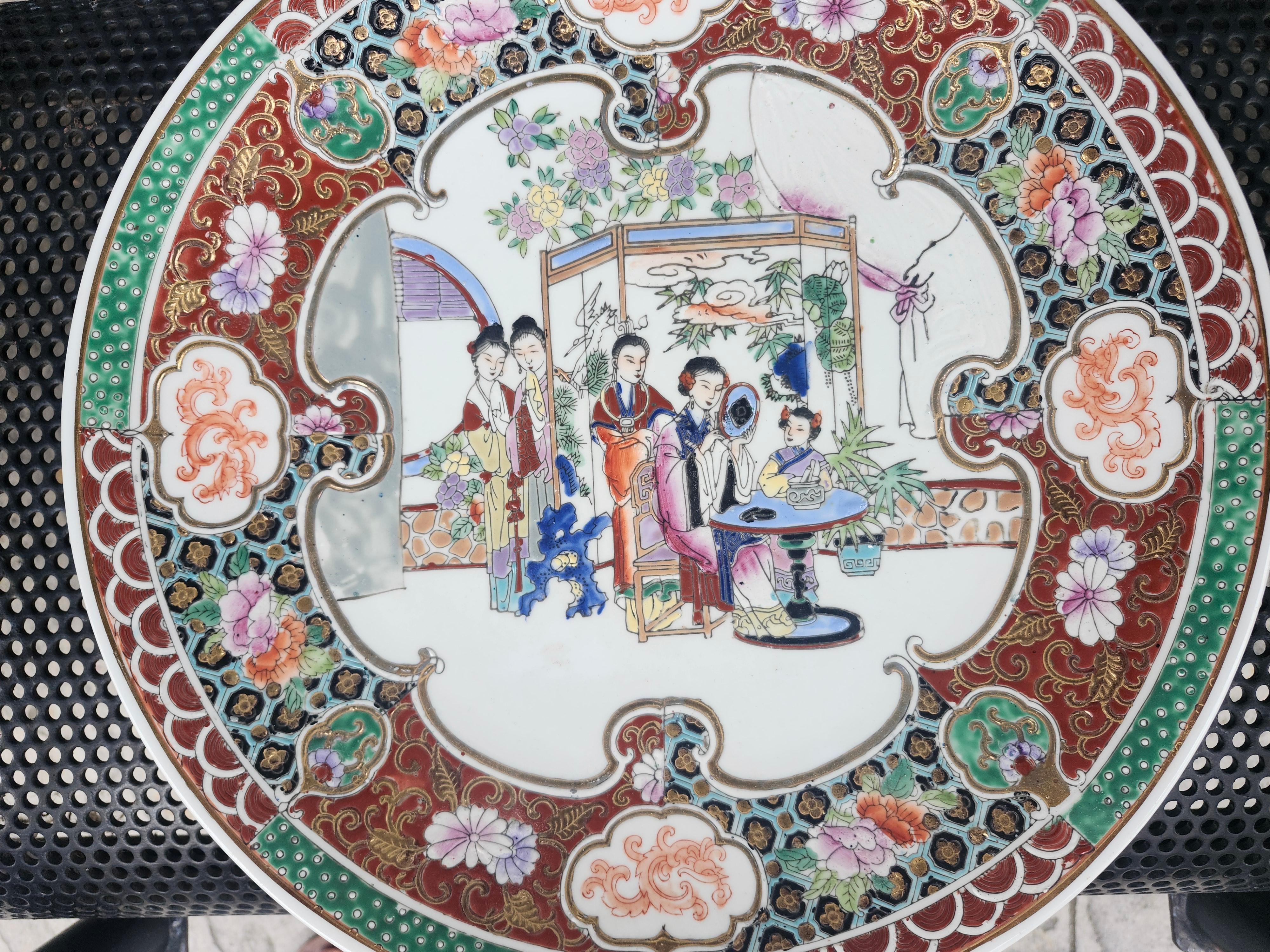 Mitte der sechziger Jahre Famile Rose Große Platte mit Geisha-Mädchen (Porzellan) im Angebot