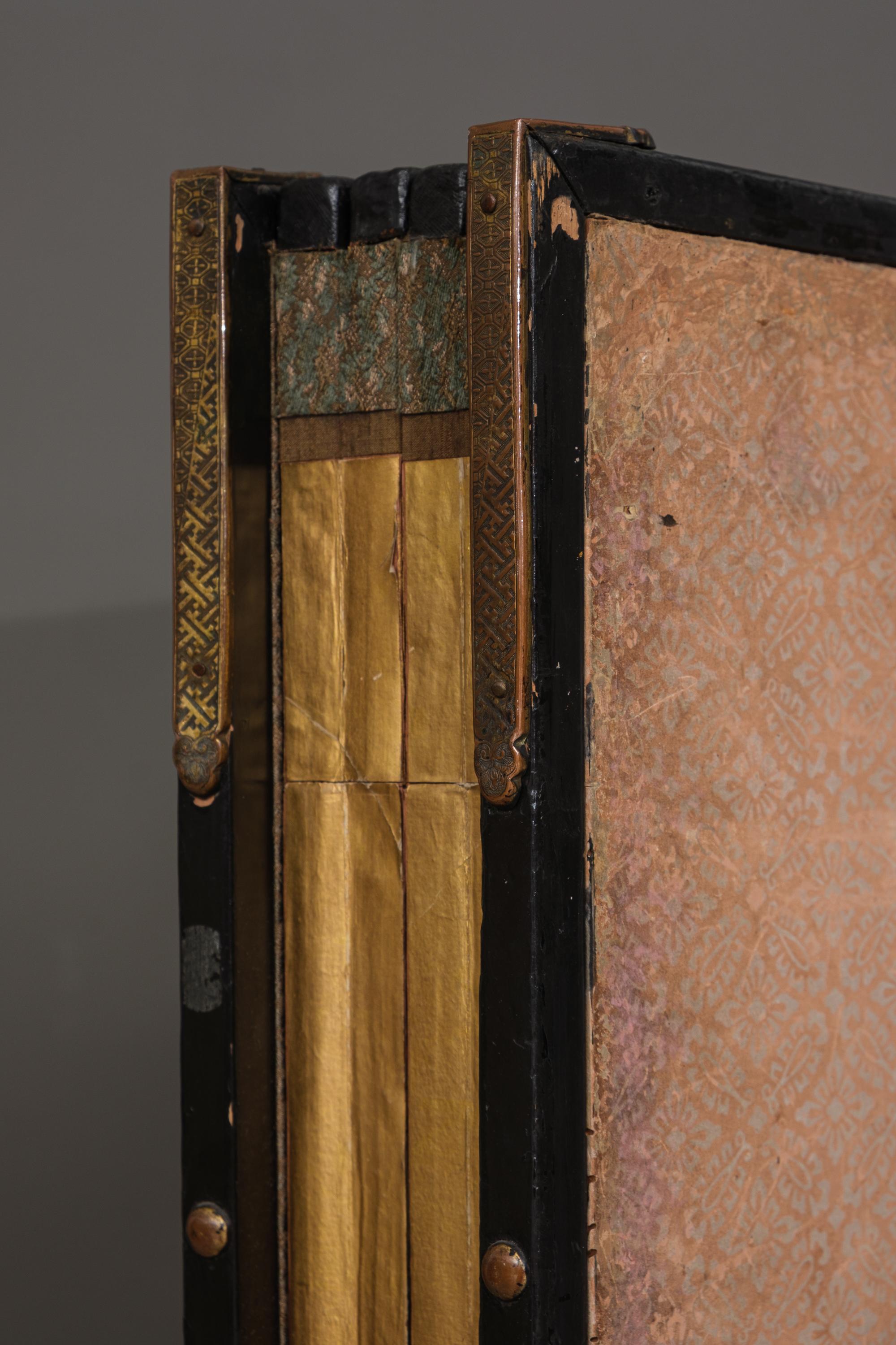 Mid-size 6-panel byôbu 屏風 with a scene from The Tale of Genji For Sale 11