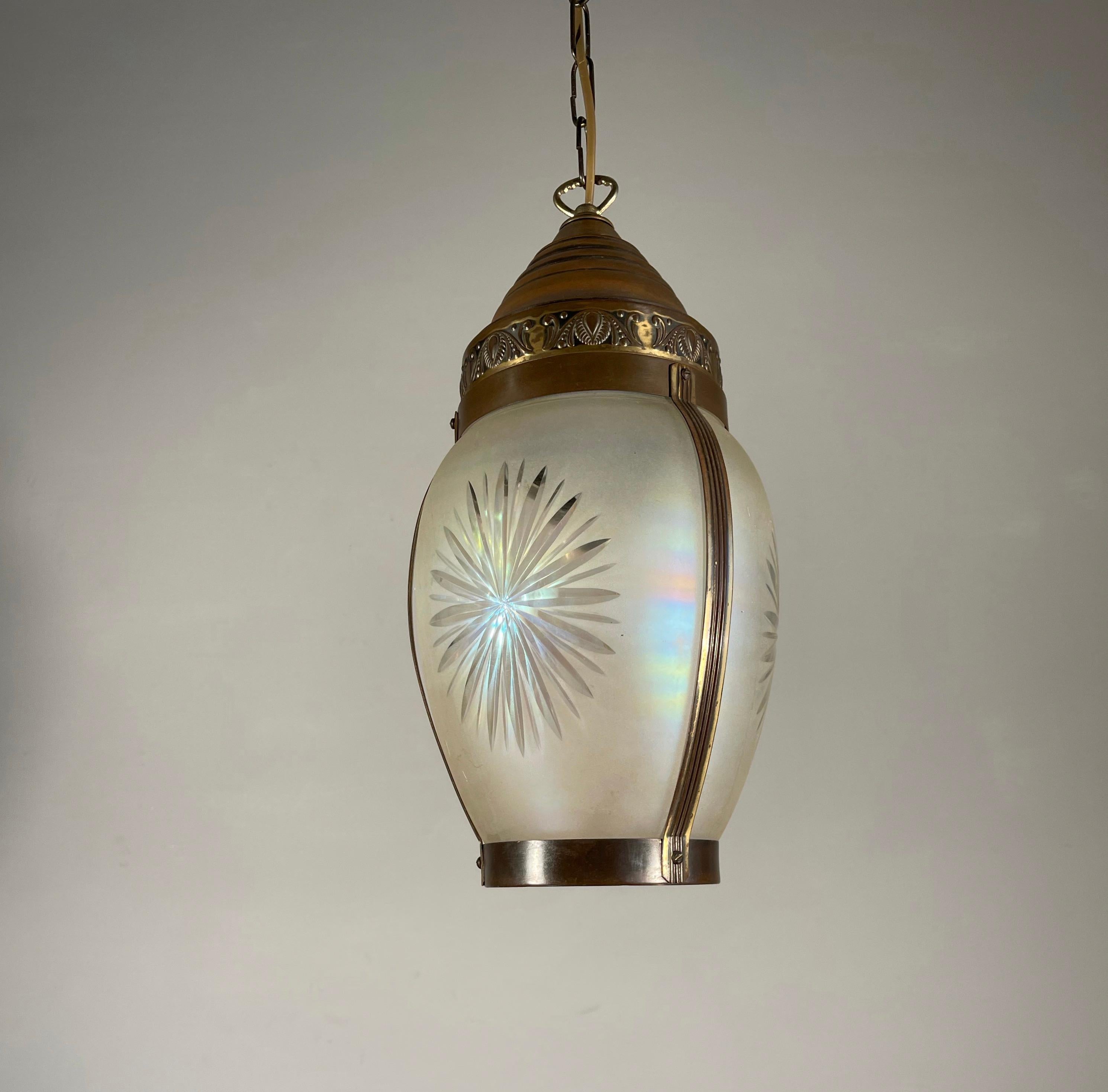 Good Size Arts & Crafts Engraved Star Glass, Brass Hall Entry Lantern / Pendant  In Excellent Condition For Sale In Lisse, NL