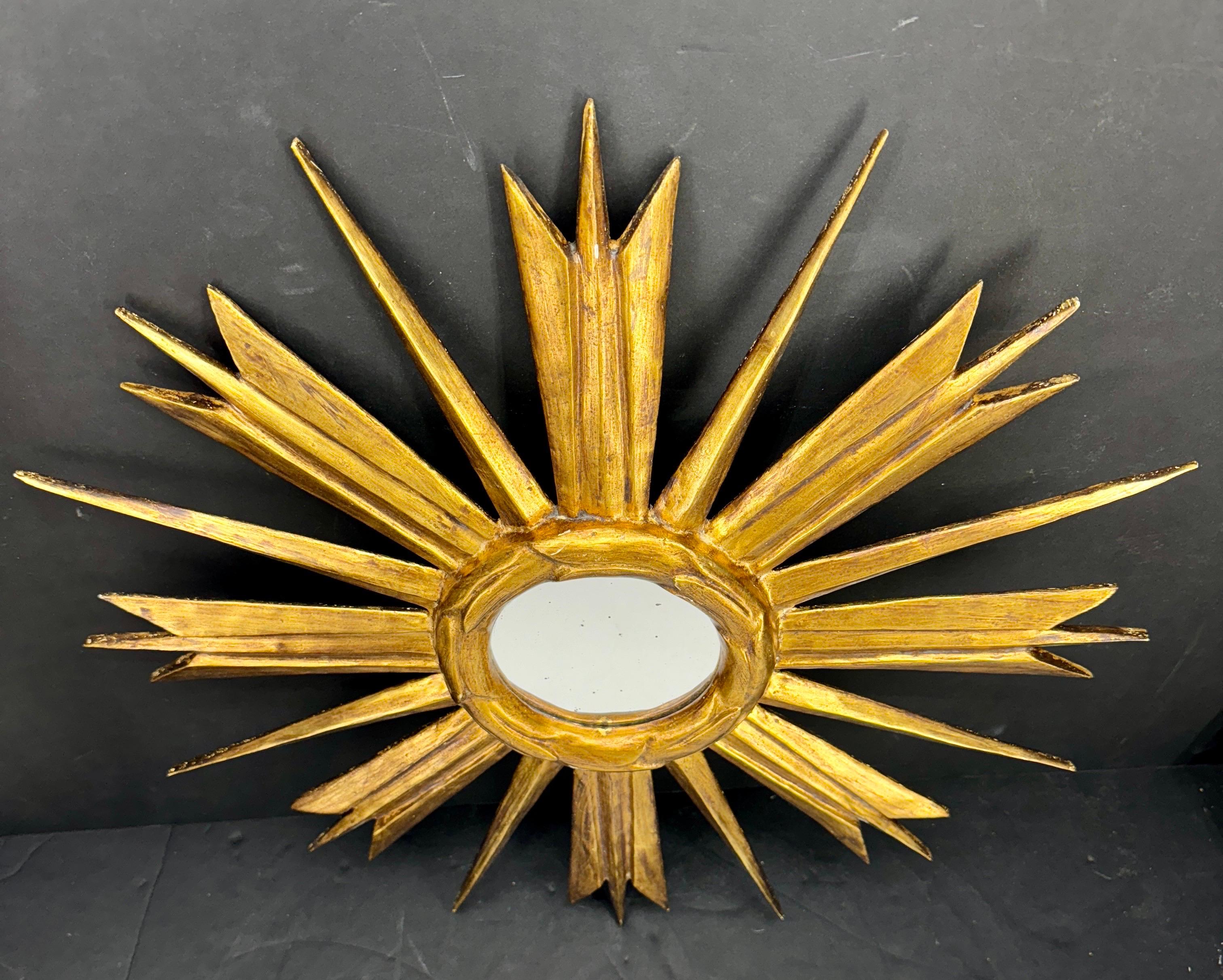 Mid-großer italienischer Blattgold-Wandspiegel mit Sternschliff und Sonnenschliff (Handgeschnitzt) im Angebot