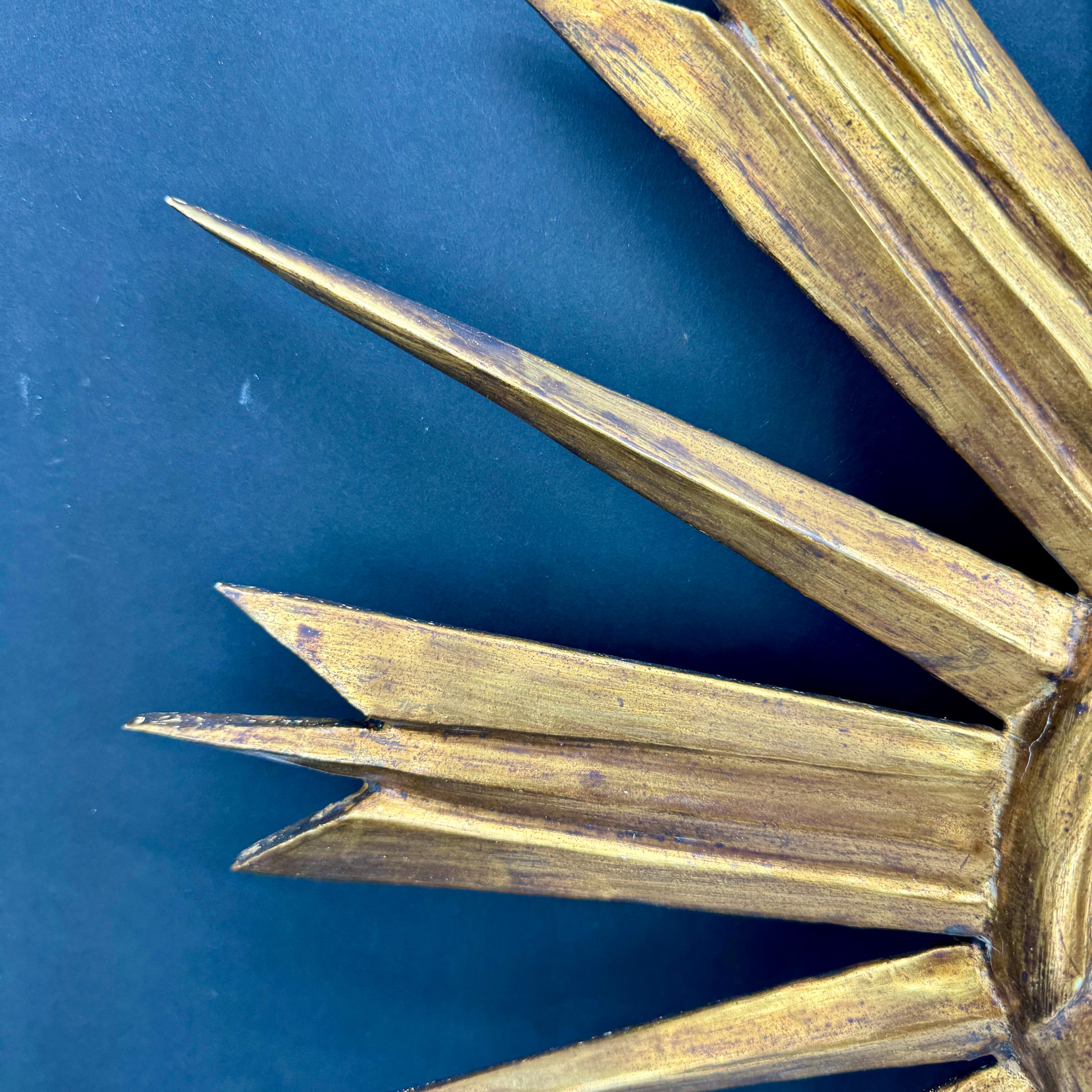 Mid-großer italienischer Blattgold-Wandspiegel mit Sternschliff und Sonnenschliff (20. Jahrhundert) im Angebot