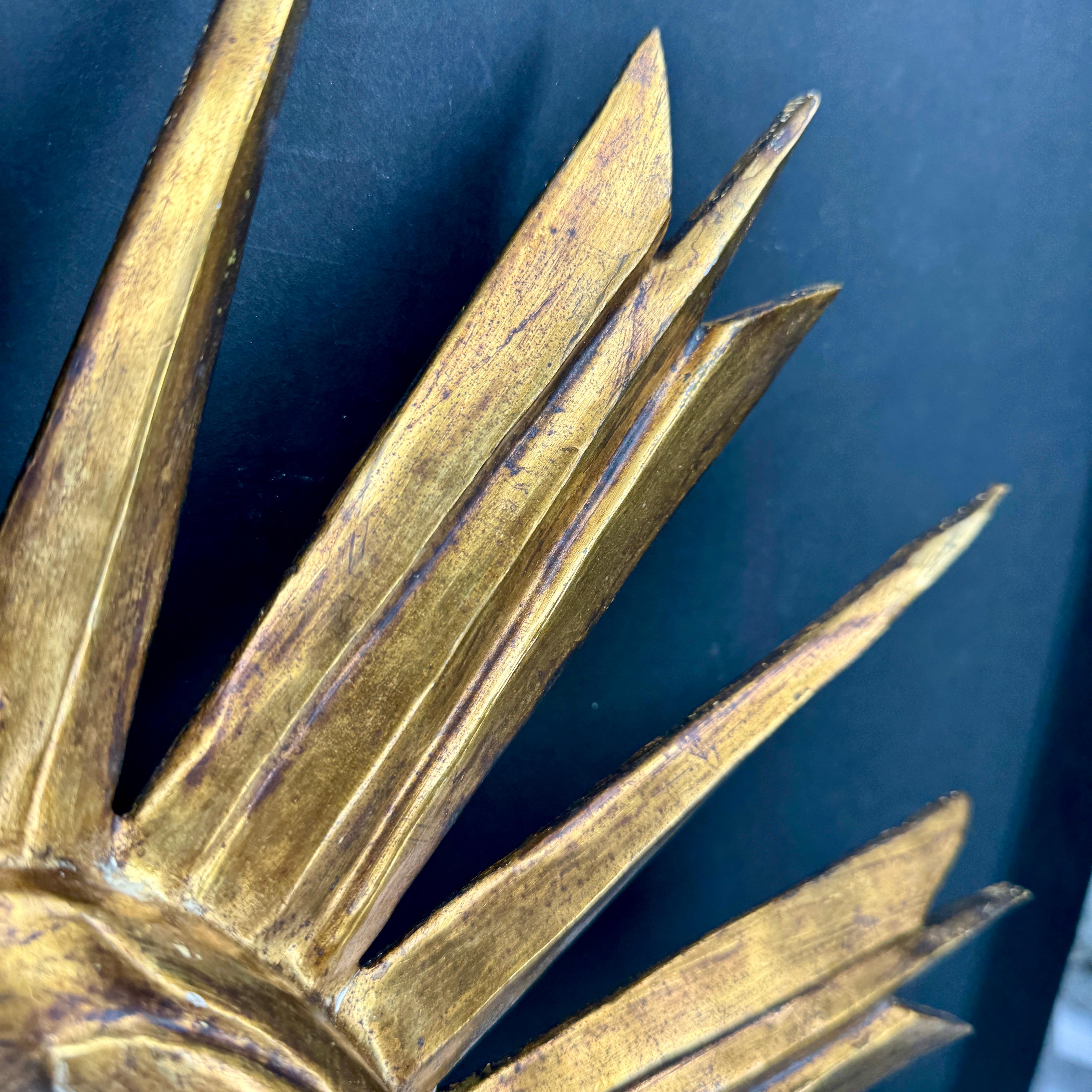 Mid-großer italienischer Blattgold-Wandspiegel mit Sternschliff und Sonnenschliff im Angebot 1