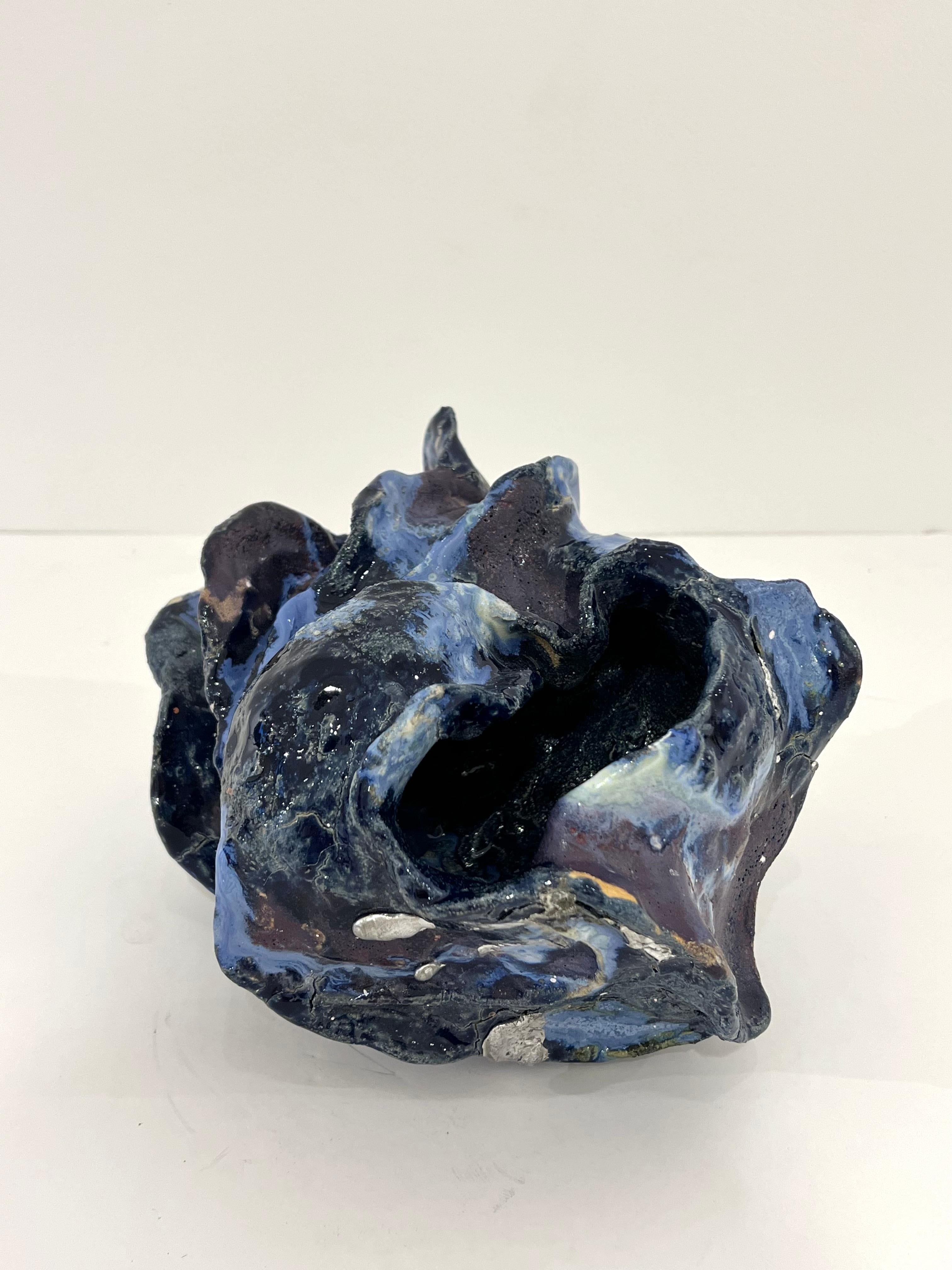 Piccolo vaso scultoreo in ceramica smaltata del ceramista danese contemporaneo Henrik Folsgaard. Il suo lavoro ricorda l'artista americano George Ohr, il cui lavoro è stato considerato un primo esempio di ceramica espressionista astratta.
*Vaso