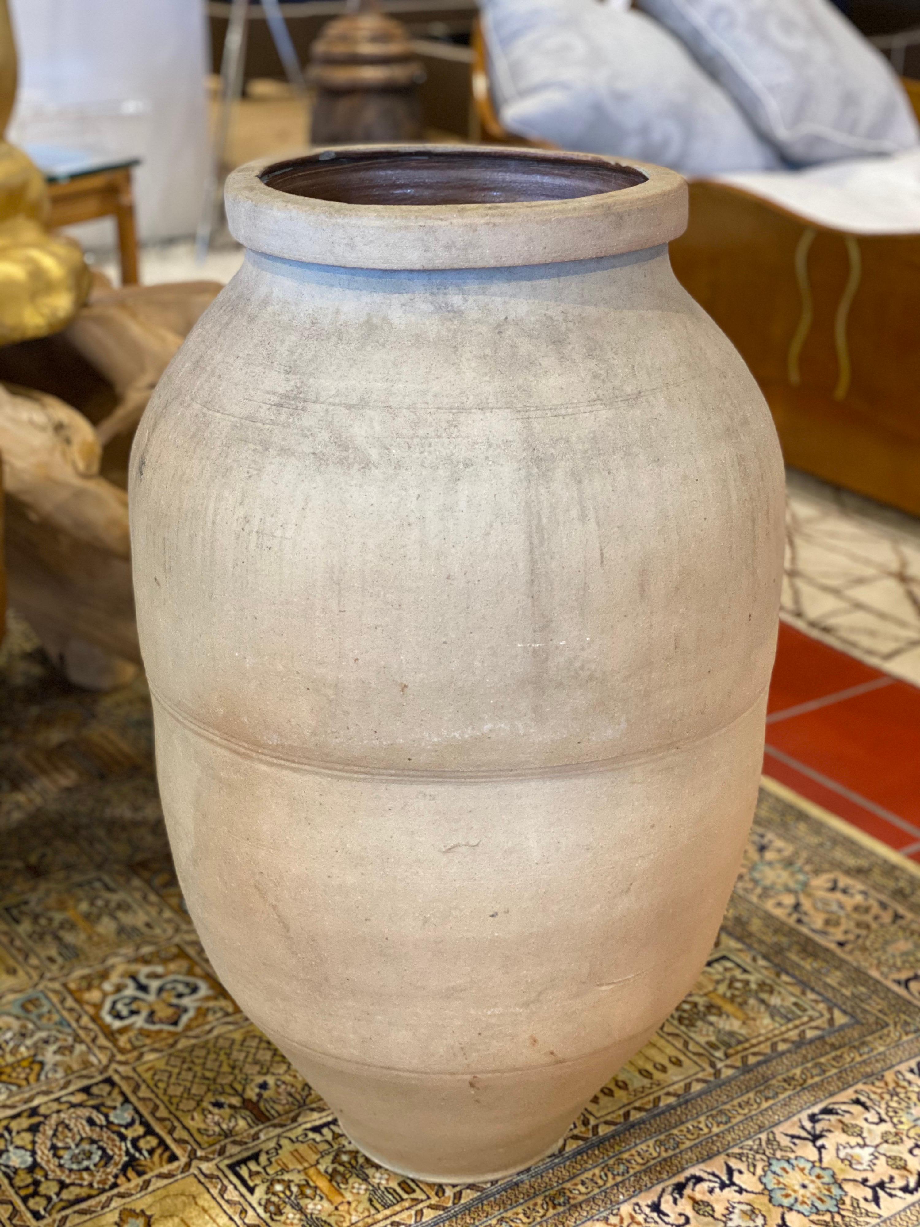 Vaso per la conservazione delle foglie di tè Shigaracki della metà o della fine del XIX secolo, con interno smaltato.

Misure: 31,5