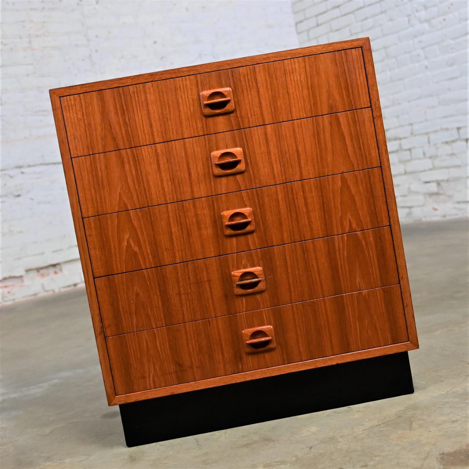 Mid to Late 20th Century Scandinavian Modern Small Teak Cabinet 5 Drawers  For Sale 6