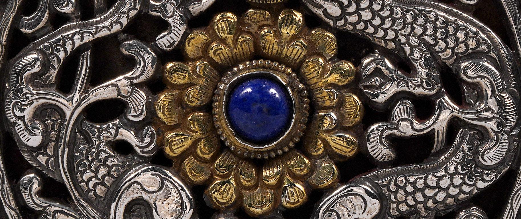 Mitte bis Ende des 20. Jahrhunderts Gürtelschnalle aus Silber und Goldblech mit tibetischem Motiv (Cabochon) im Angebot