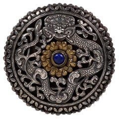Mitte bis Ende des 20. Jahrhunderts Gürtelschnalle aus Silber und Goldblech mit tibetischem Motiv