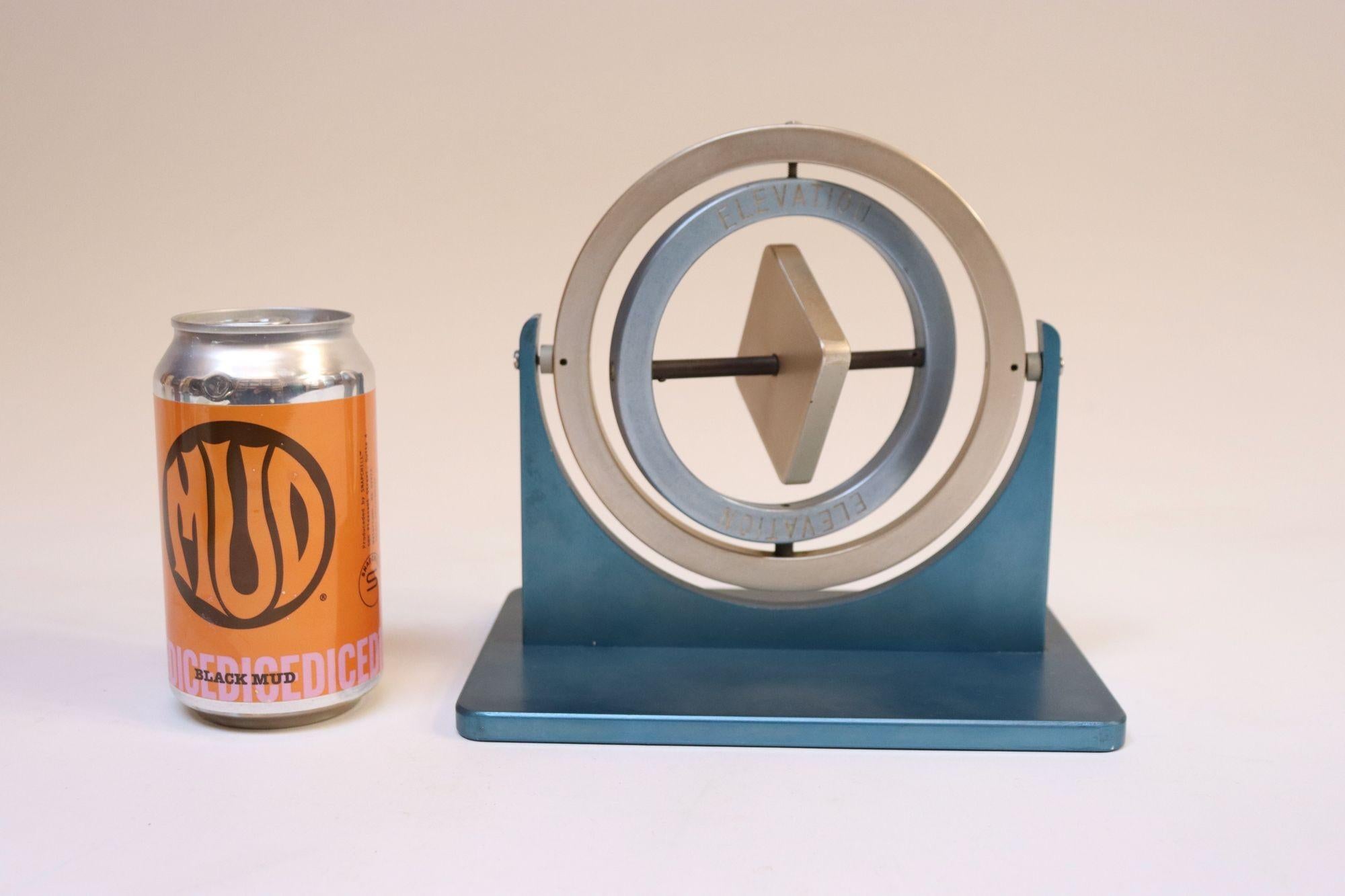 Aluminium Gyroscope en aluminium du milieu du Twentieth siècle Boussole Outil scientifique en vente