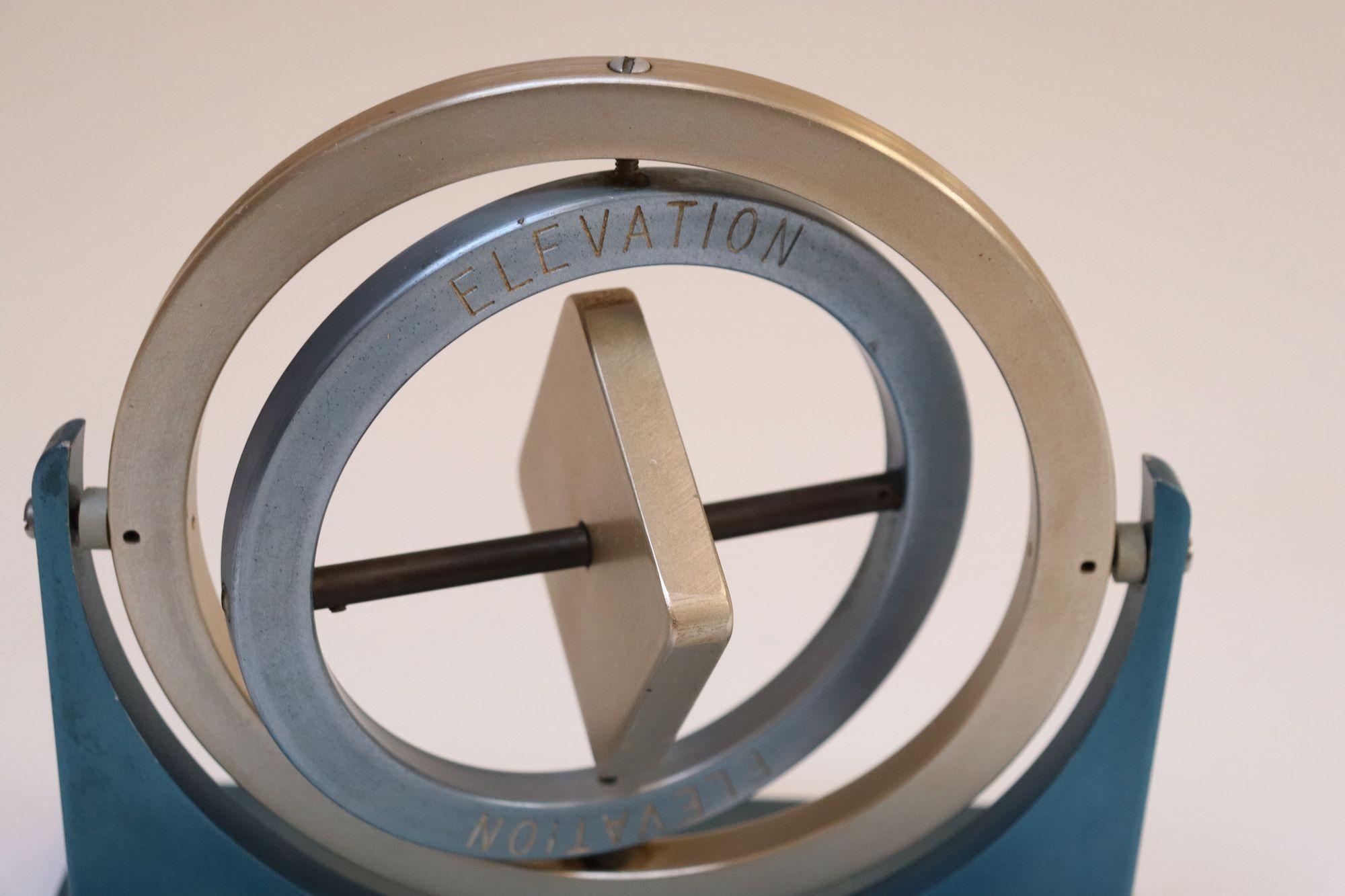 Gyroscope en aluminium du milieu du Twentieth siècle Boussole Outil scientifique en vente 1