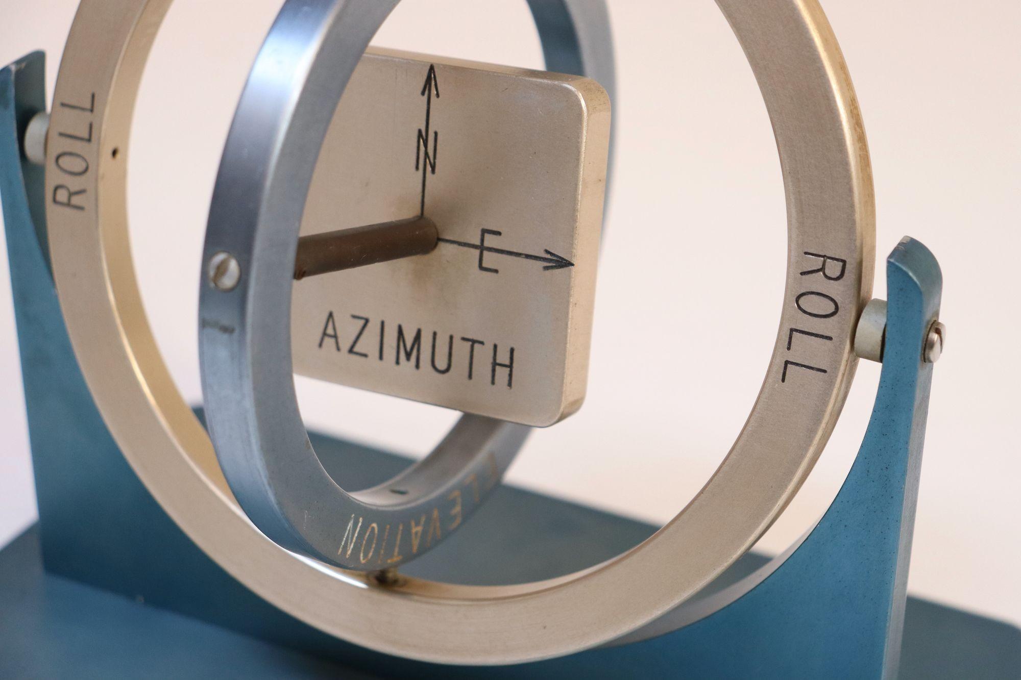 Gyroscope en aluminium du milieu du Twentieth siècle Boussole Outil scientifique en vente 2