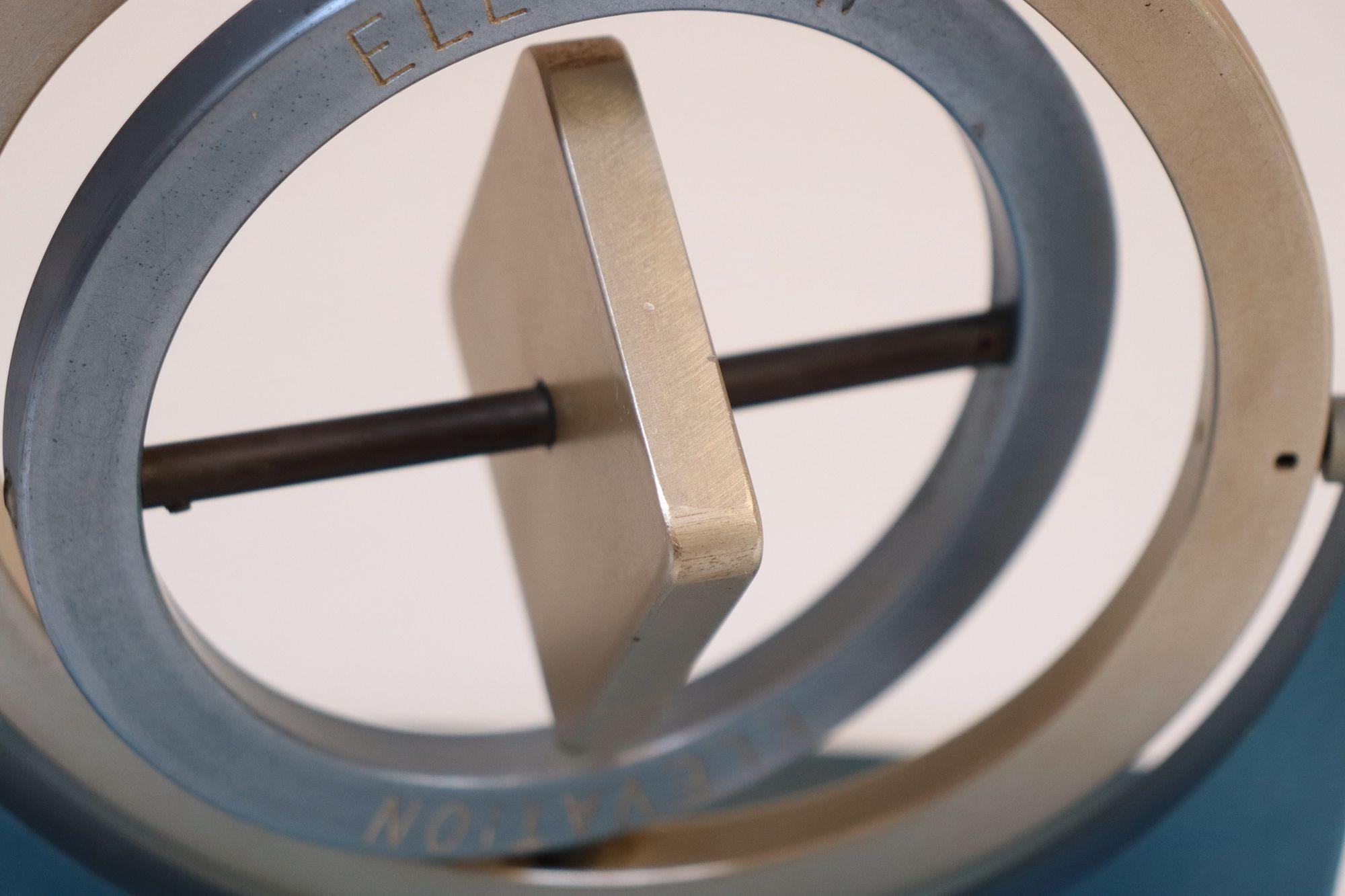 Gyroscope en aluminium du milieu du Twentieth siècle Boussole Outil scientifique en vente 12