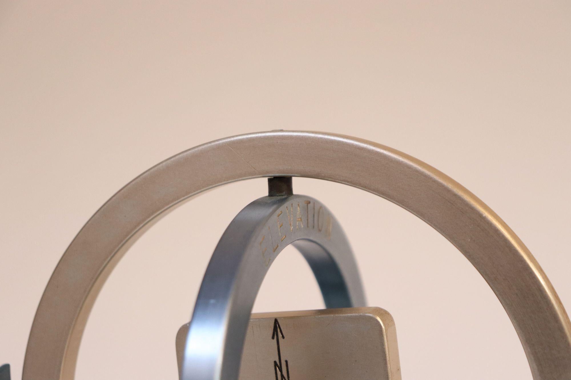 Gyroscope en aluminium du milieu du Twentieth siècle Boussole Outil scientifique en vente 7