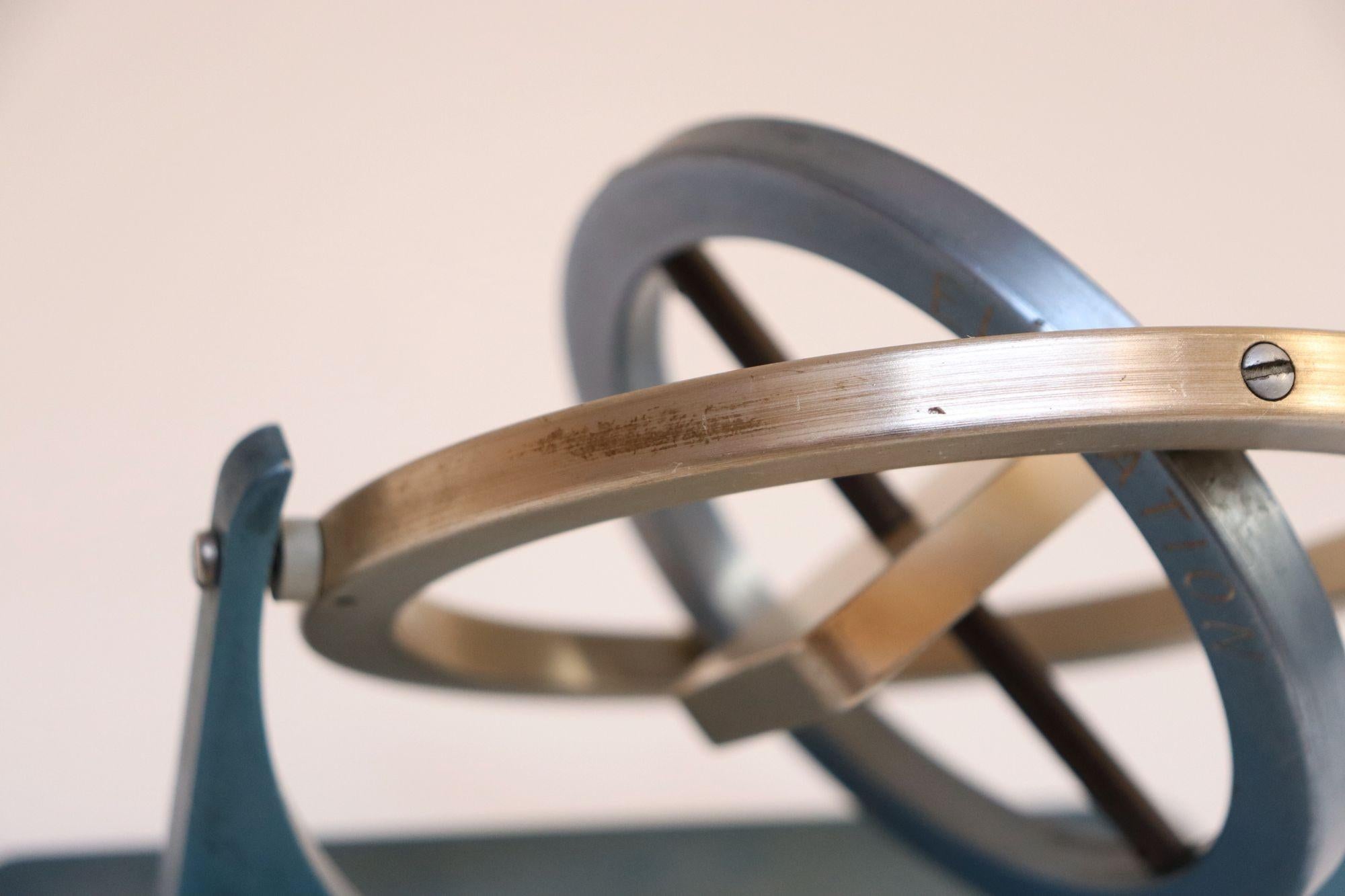 Gyroscope en aluminium du milieu du Twentieth siècle Boussole Outil scientifique en vente 8