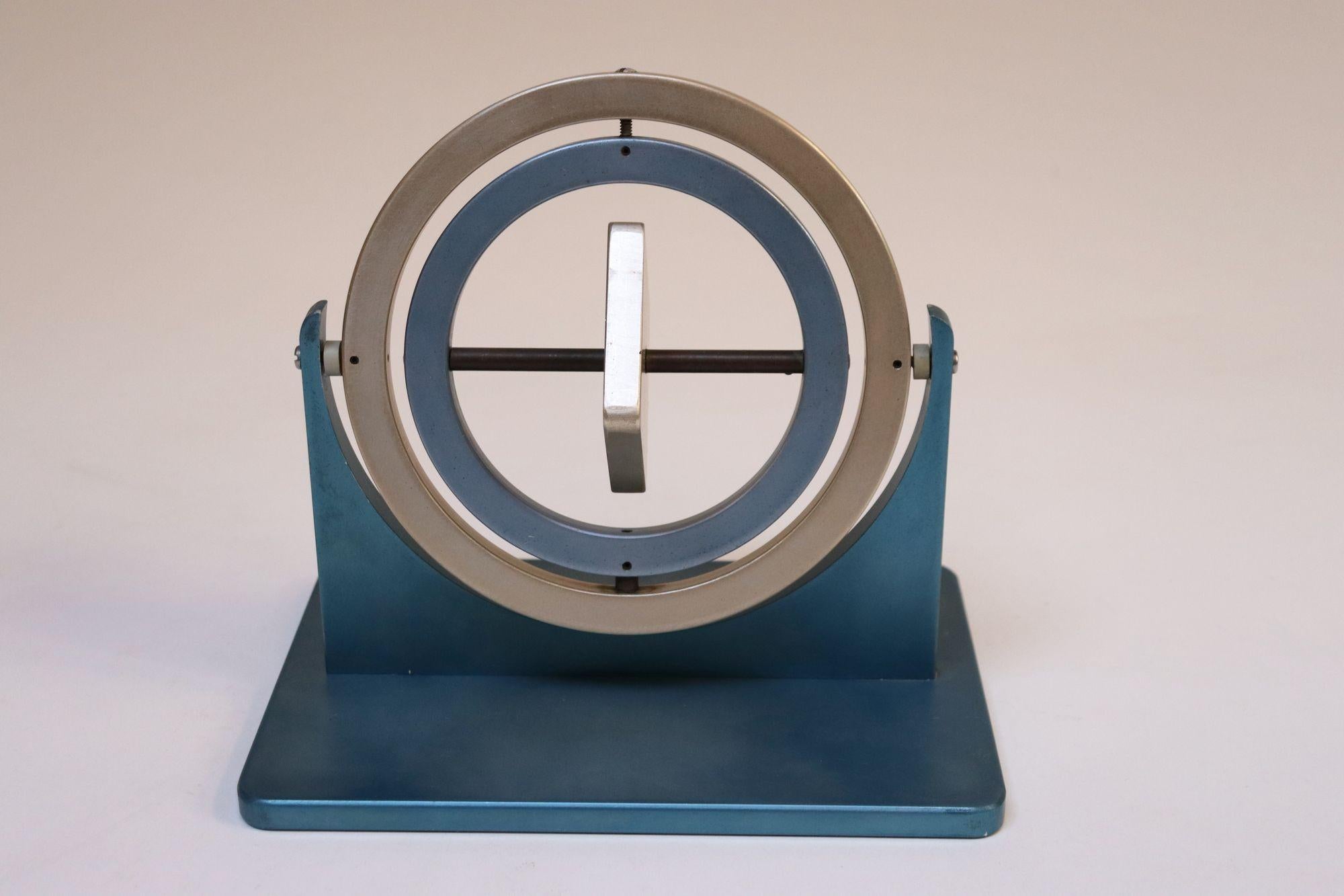 Mid-Century Modern Gyroscope en aluminium du milieu du Twentieth siècle Boussole Outil scientifique en vente