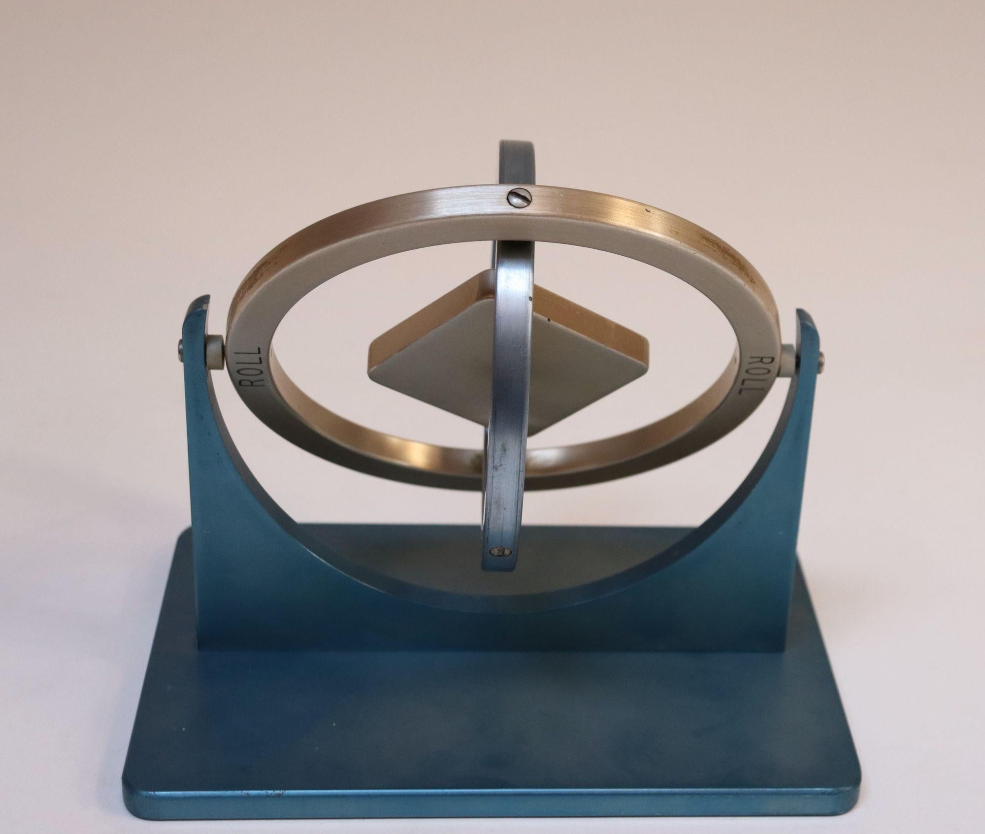Américain Gyroscope en aluminium du milieu du Twentieth siècle Boussole Outil scientifique en vente