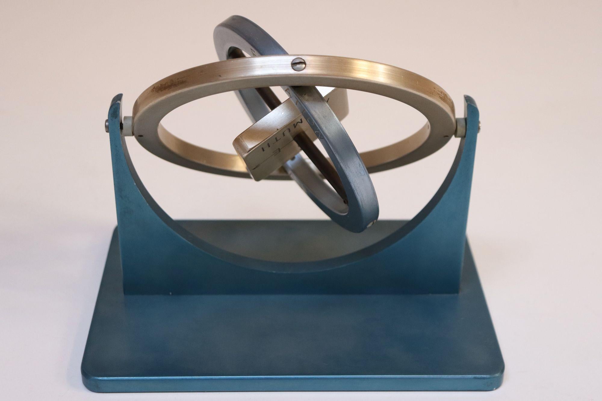 Anodisé Gyroscope en aluminium du milieu du Twentieth siècle Boussole Outil scientifique en vente