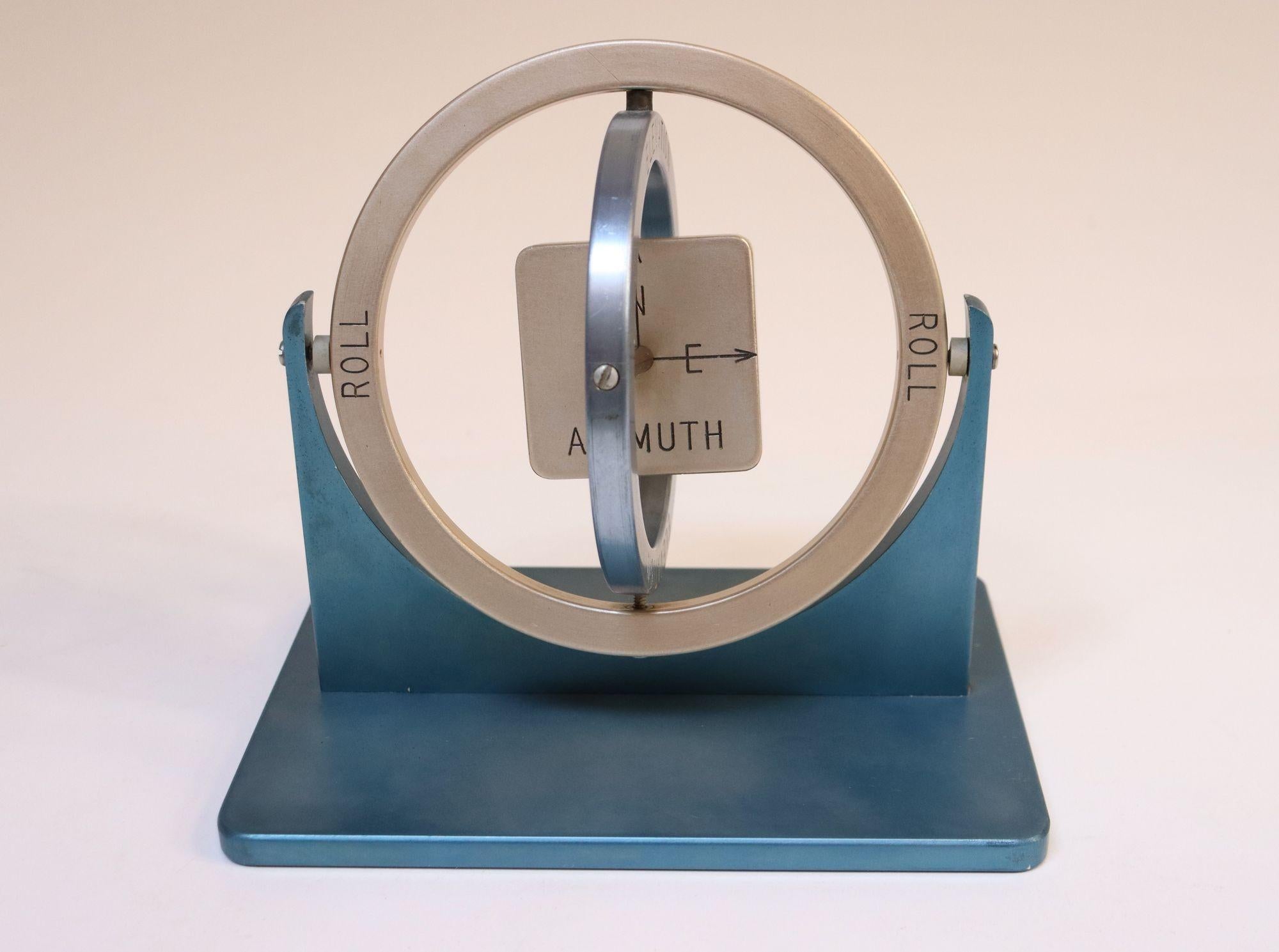 Gyroscope en aluminium du milieu du Twentieth siècle Boussole Outil scientifique Bon état - En vente à Brooklyn, NY