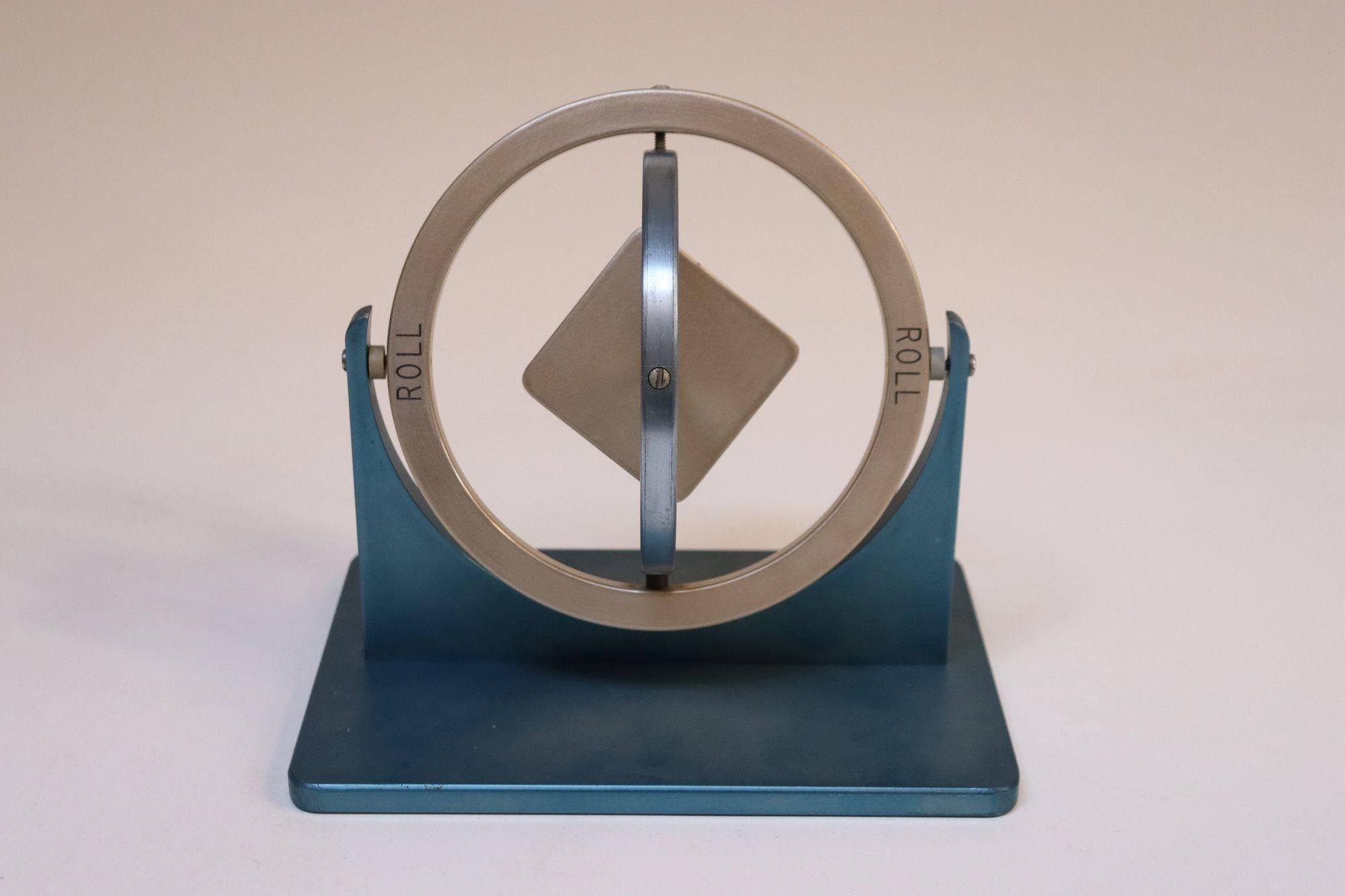 Gyroscope en aluminium du milieu du Twentieth siècle Boussole Outil scientifique en vente 11