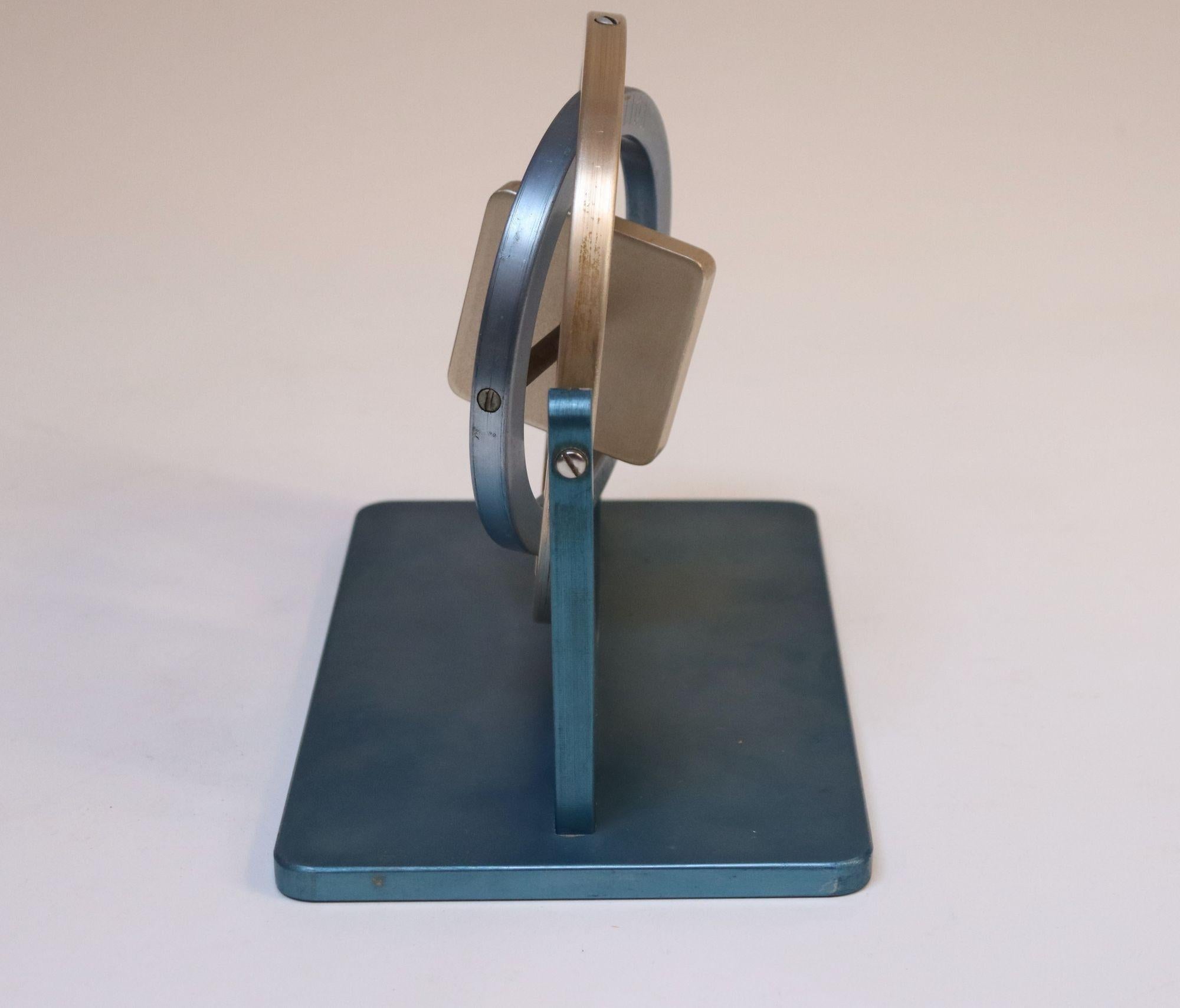 Milieu du XXe siècle Gyroscope en aluminium du milieu du Twentieth siècle Boussole Outil scientifique en vente